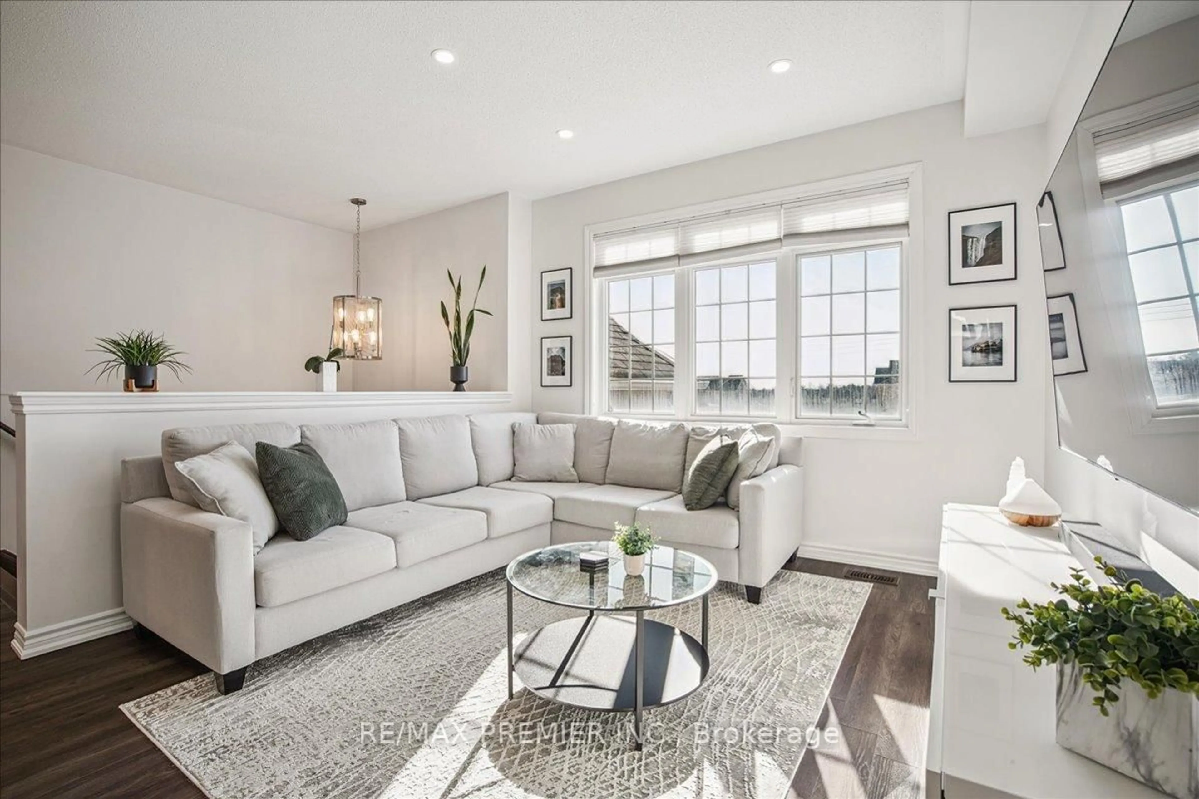 Living room with furniture, unknown for 149 Taucar Gate, Bradford West Gwillimbury Ontario L3Z 0V7