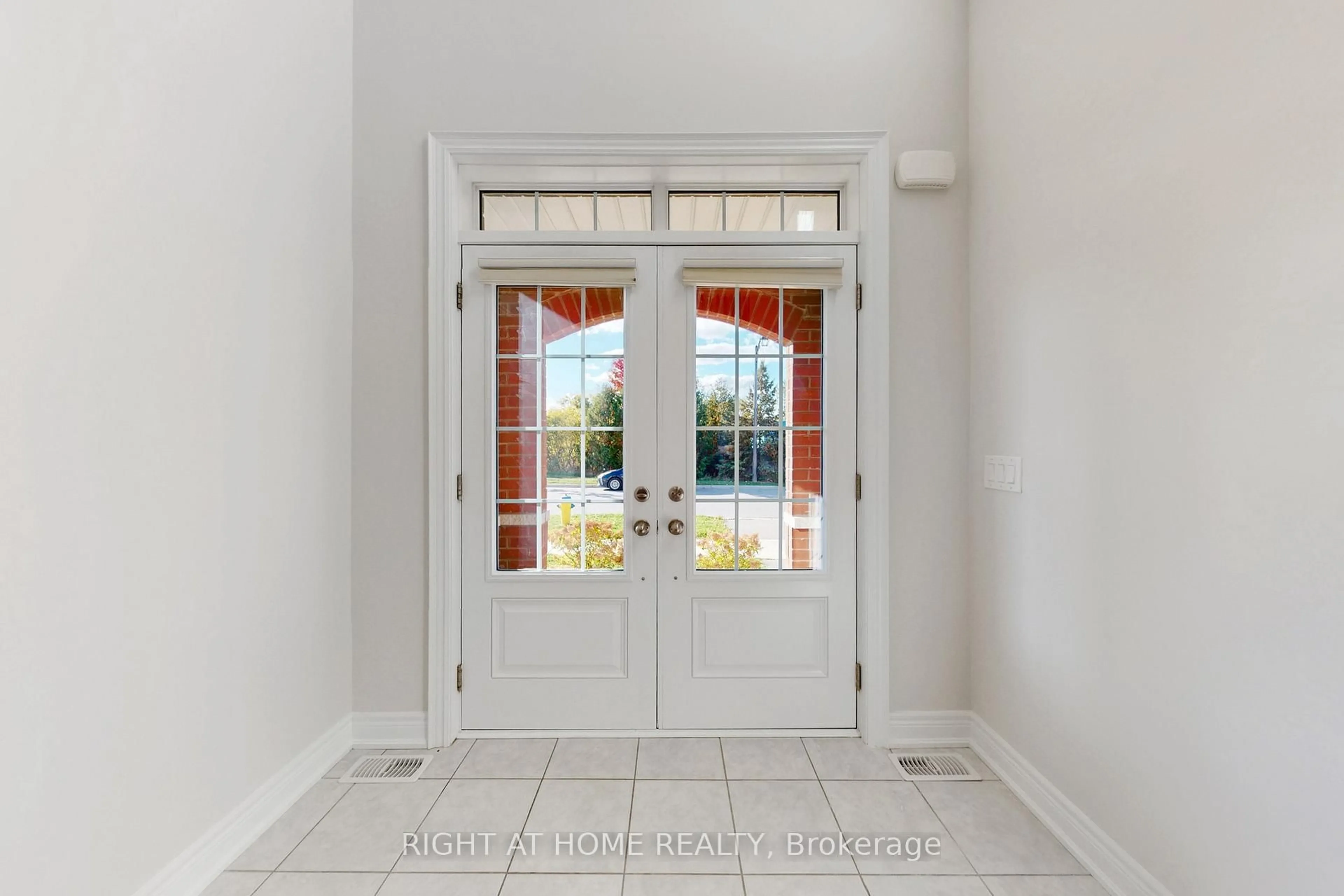 Indoor entryway for 11 Robert Wilson Cres, Georgina Ontario L4P 0G8