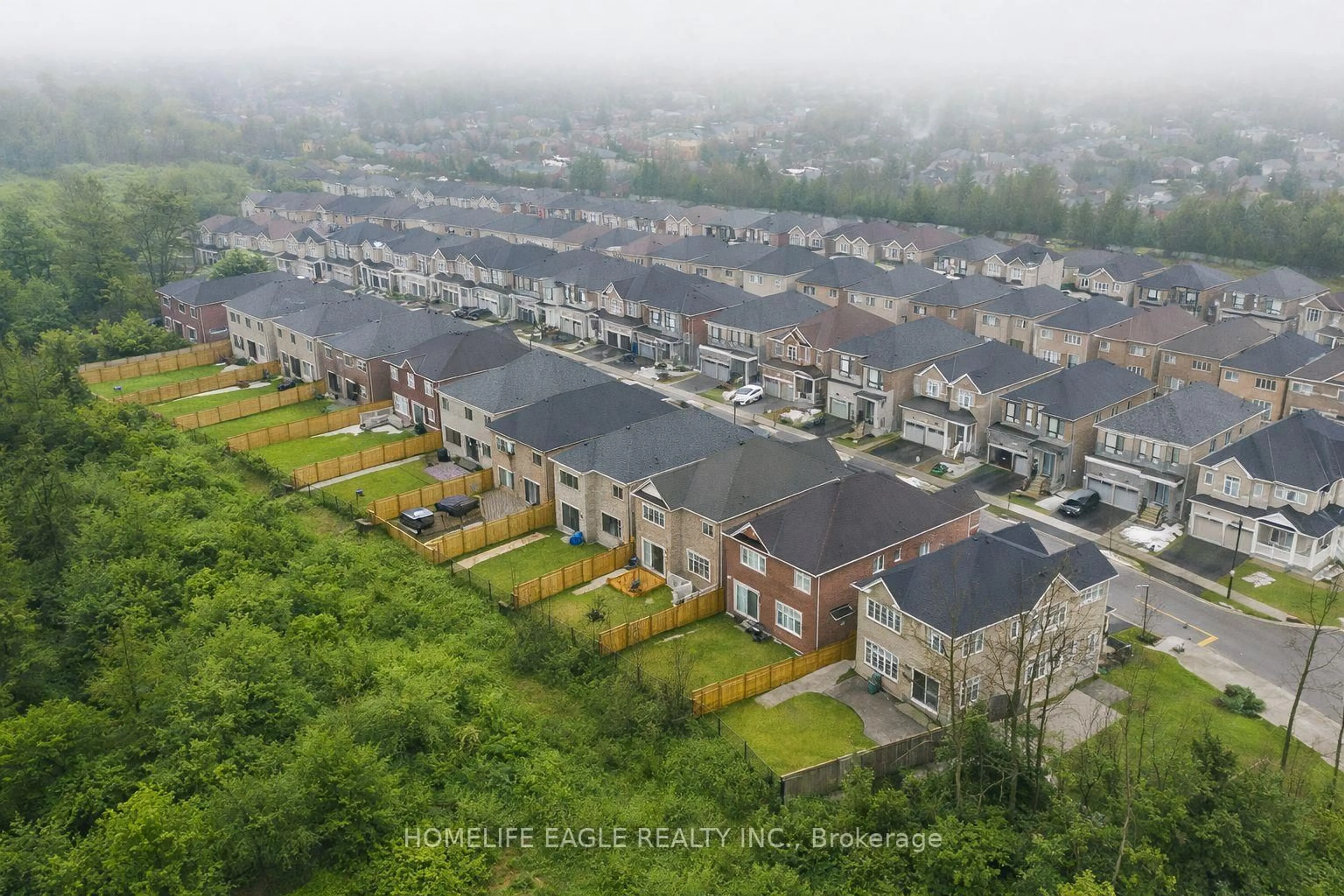 A pic from outside/outdoor area/front of a property/back of a property/a pic from drone, unknown for 71 Woodhaven Ave, Aurora Ontario L4G 3Y2