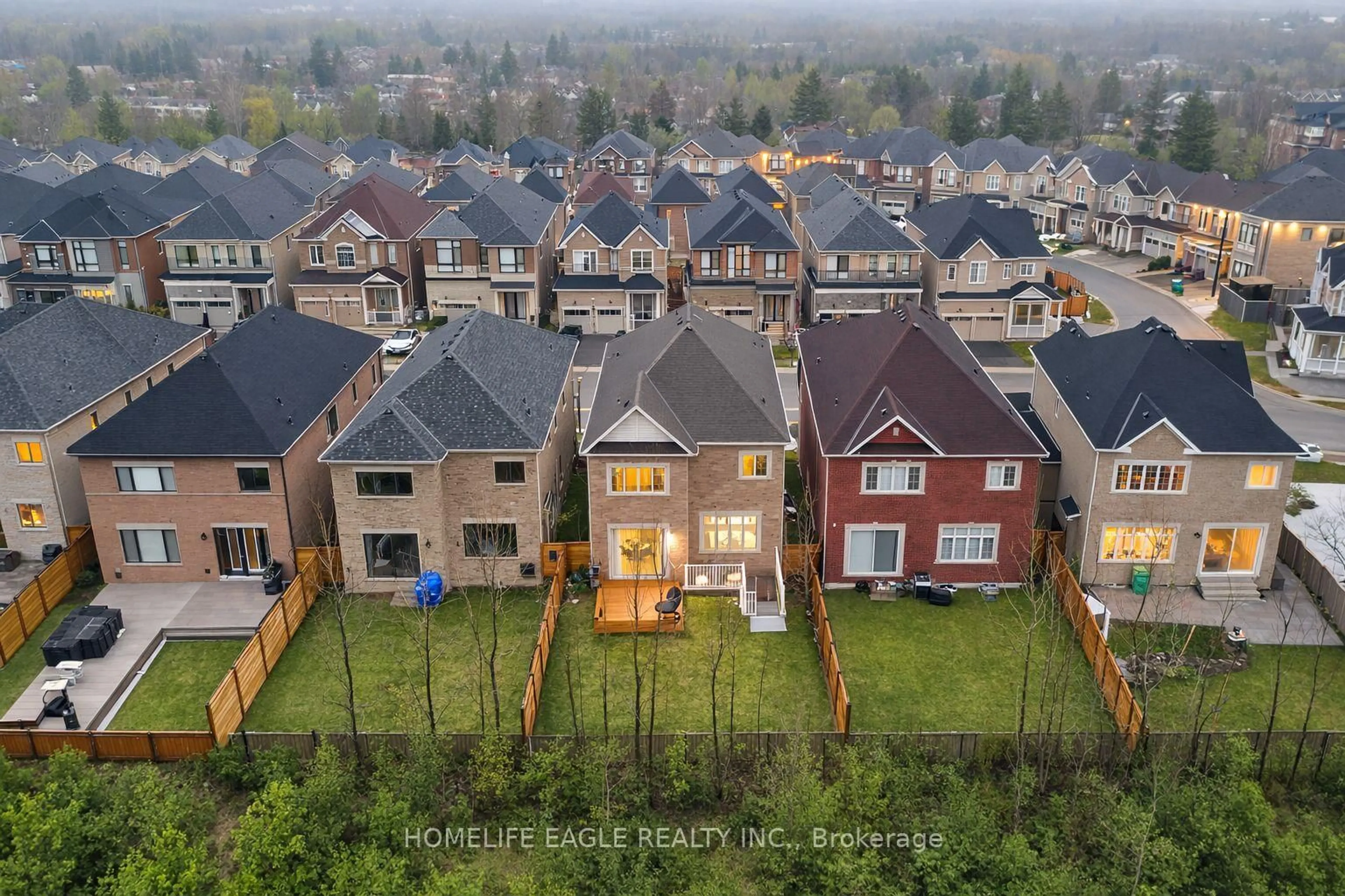 A pic from outside/outdoor area/front of a property/back of a property/a pic from drone, city buildings view from balcony for 71 Woodhaven Ave, Aurora Ontario L4G 3Y2