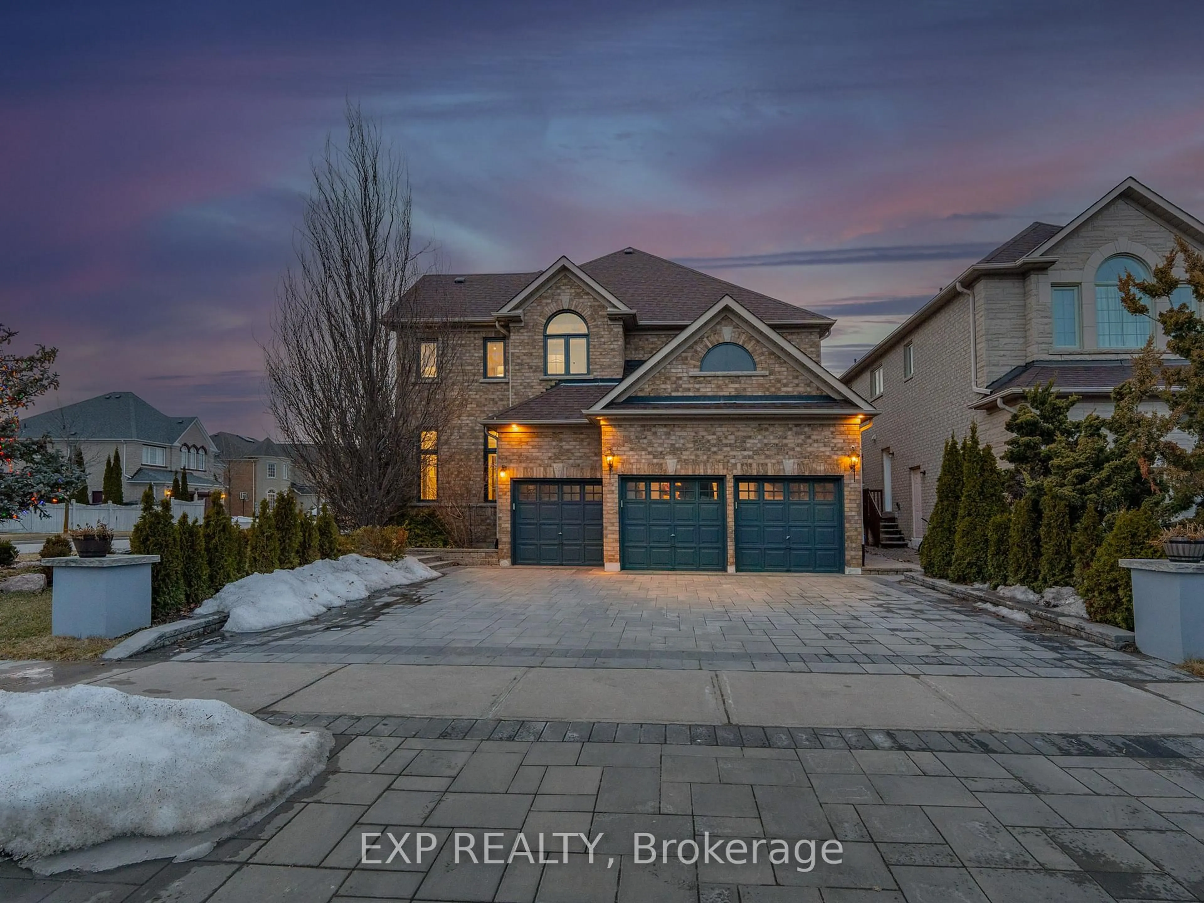 A pic from outside/outdoor area/front of a property/back of a property/a pic from drone, street for 249 Boake Tr, Richmond Hill Ontario L4B 4B4