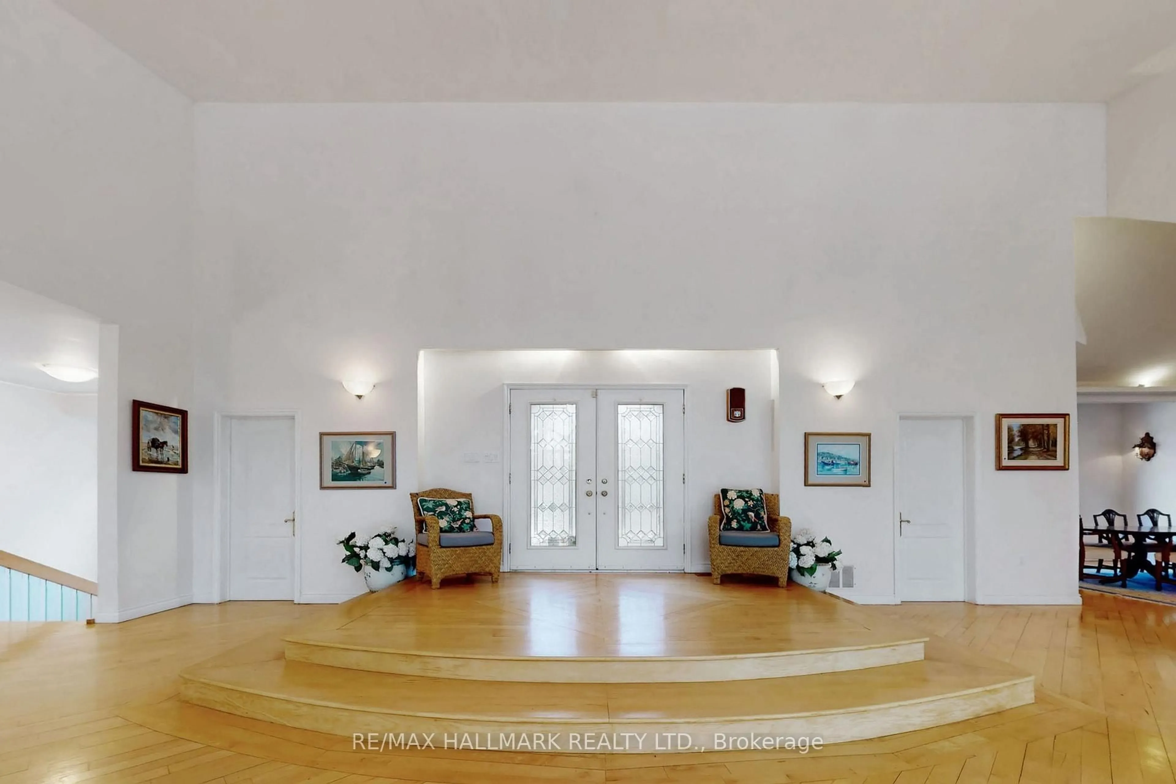 Indoor foyer for 18381 McCowan Rd, East Gwillimbury Ontario L0G 1M0