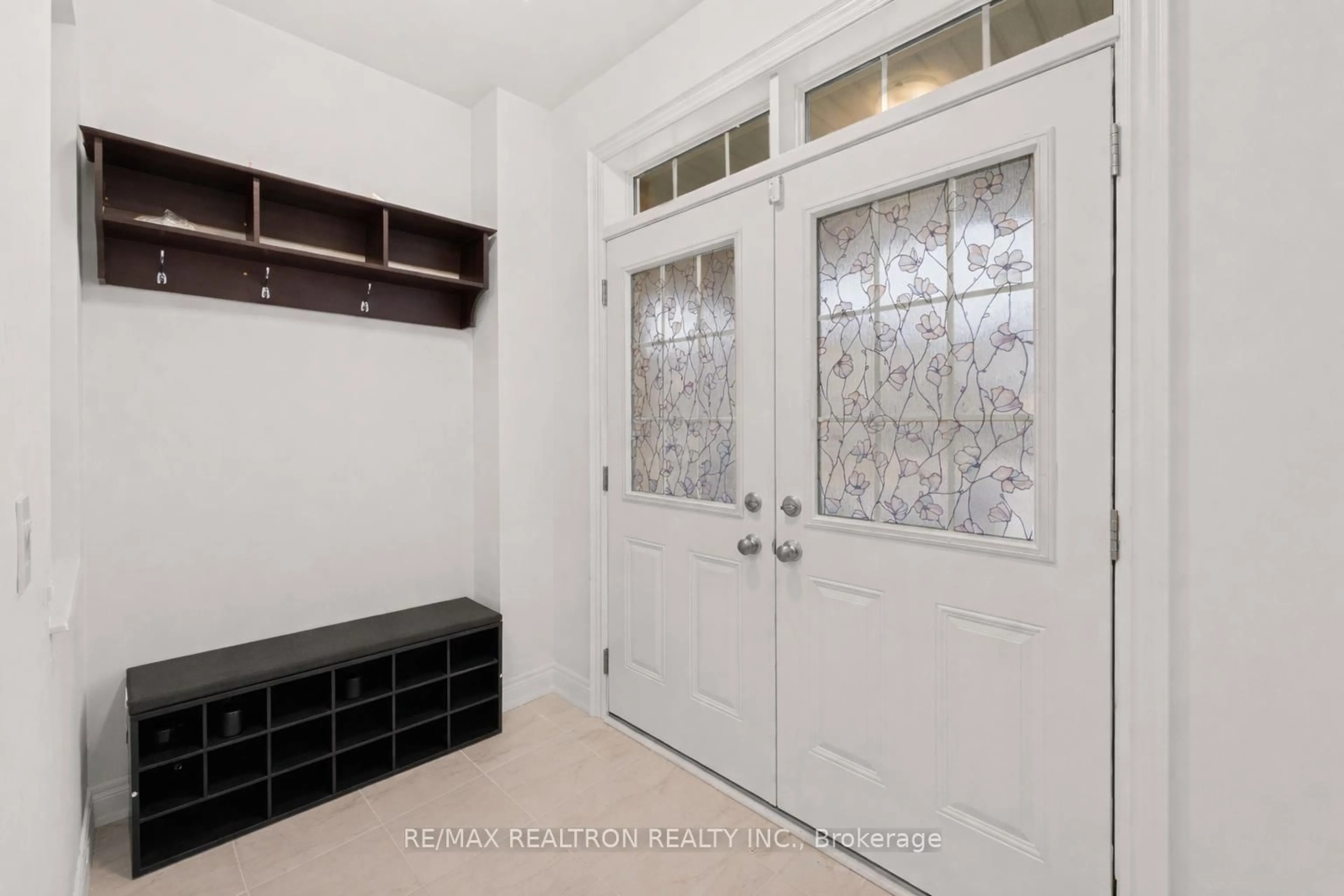 Indoor entryway for 10 Neilly Terr, Bradford West Gwillimbury Ontario L3Z 4K9