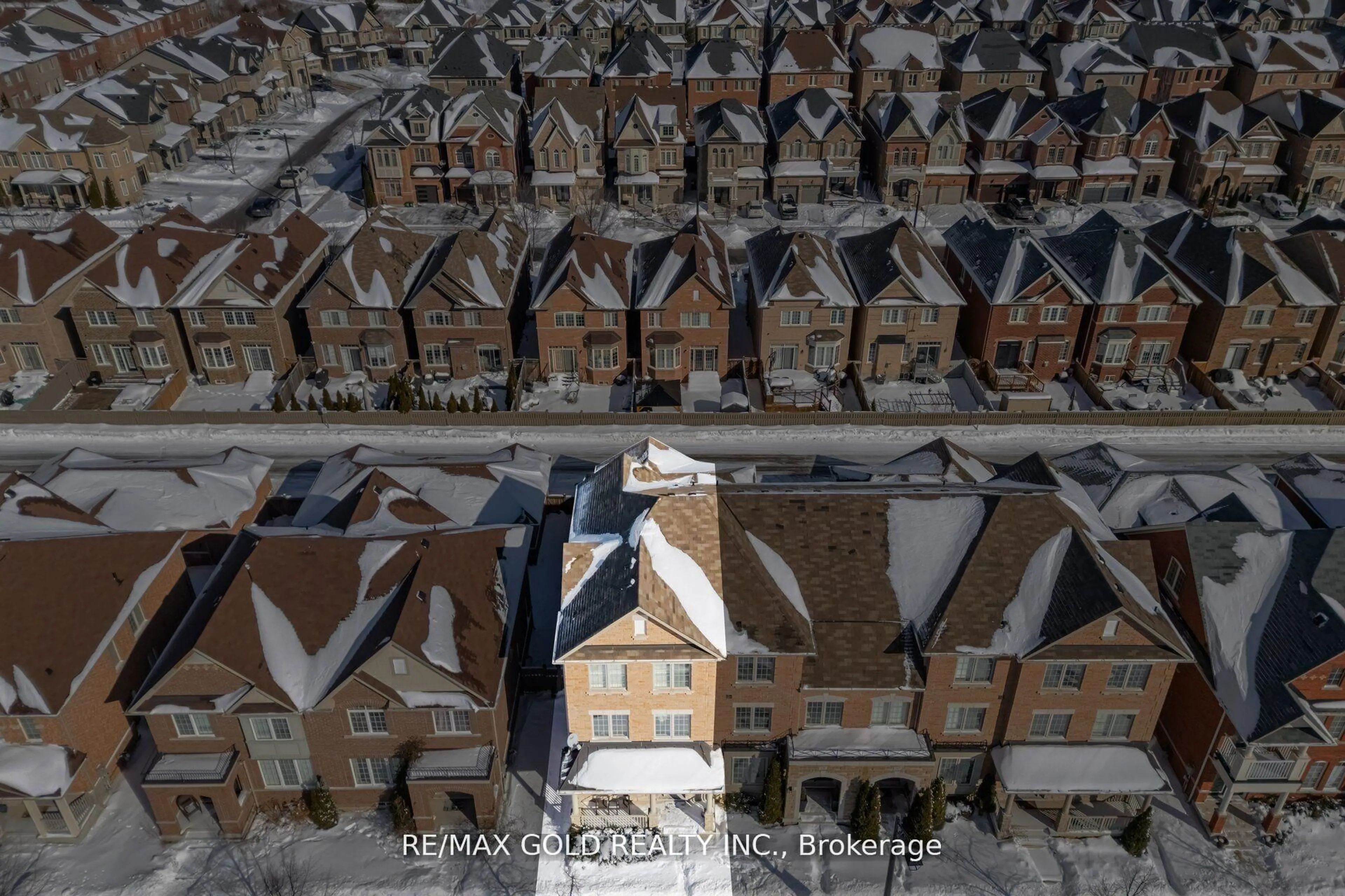A pic from outside/outdoor area/front of a property/back of a property/a pic from drone, street for 201 Barons St, Vaughan Ontario L4H 3Y8