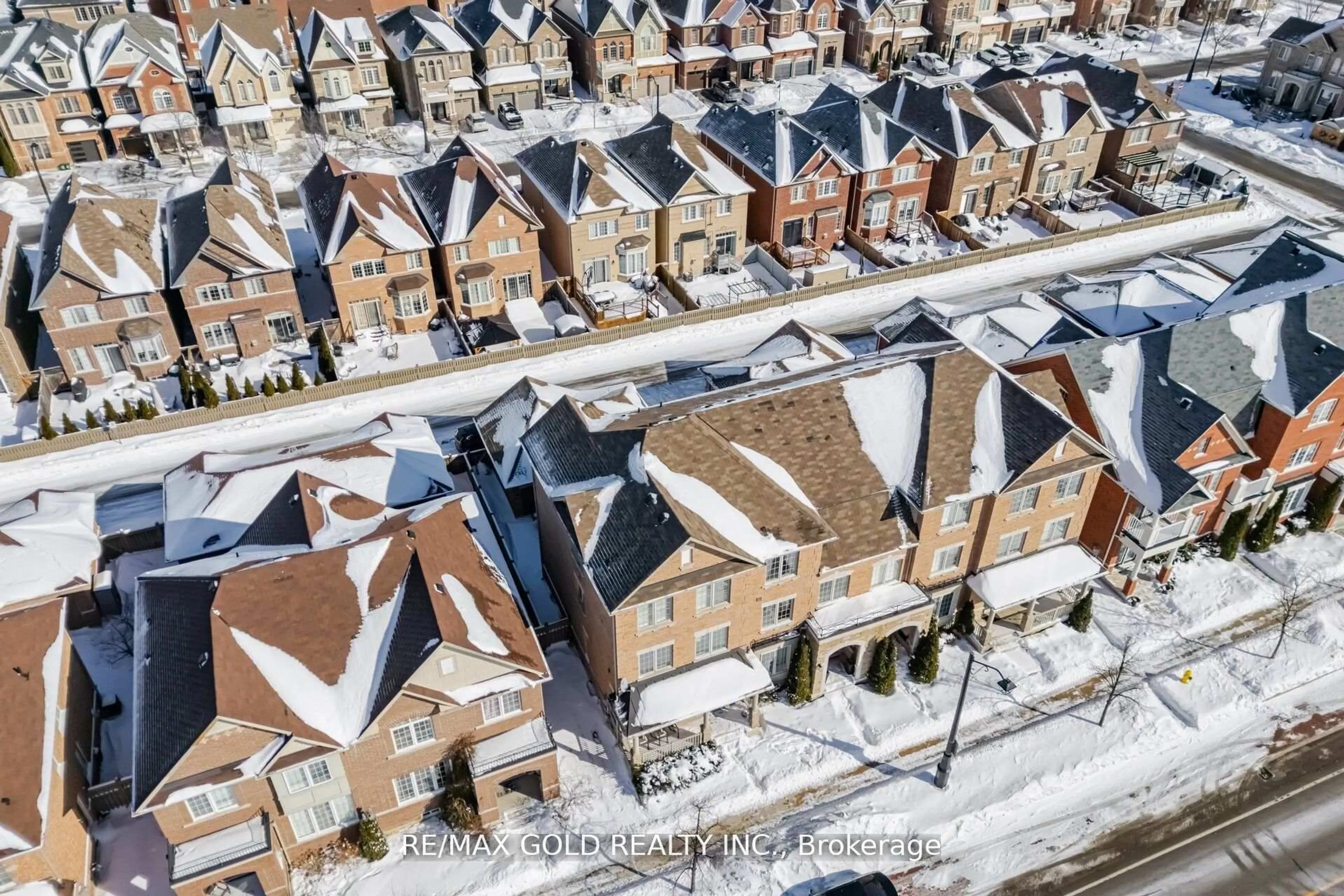 A pic from outside/outdoor area/front of a property/back of a property/a pic from drone, city buildings view from balcony for 201 Barons St, Vaughan Ontario L4H 3Y8