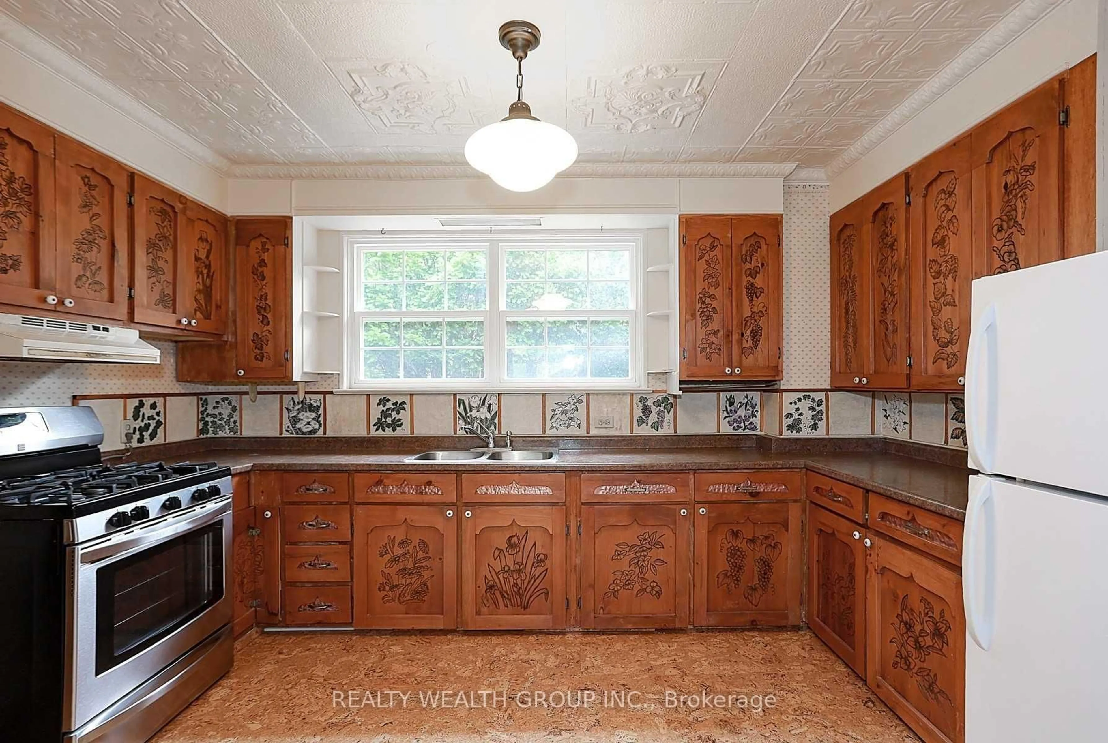 Standard kitchen, ceramic/tile floor for 460 Main St, King Ontario L0G 1T0