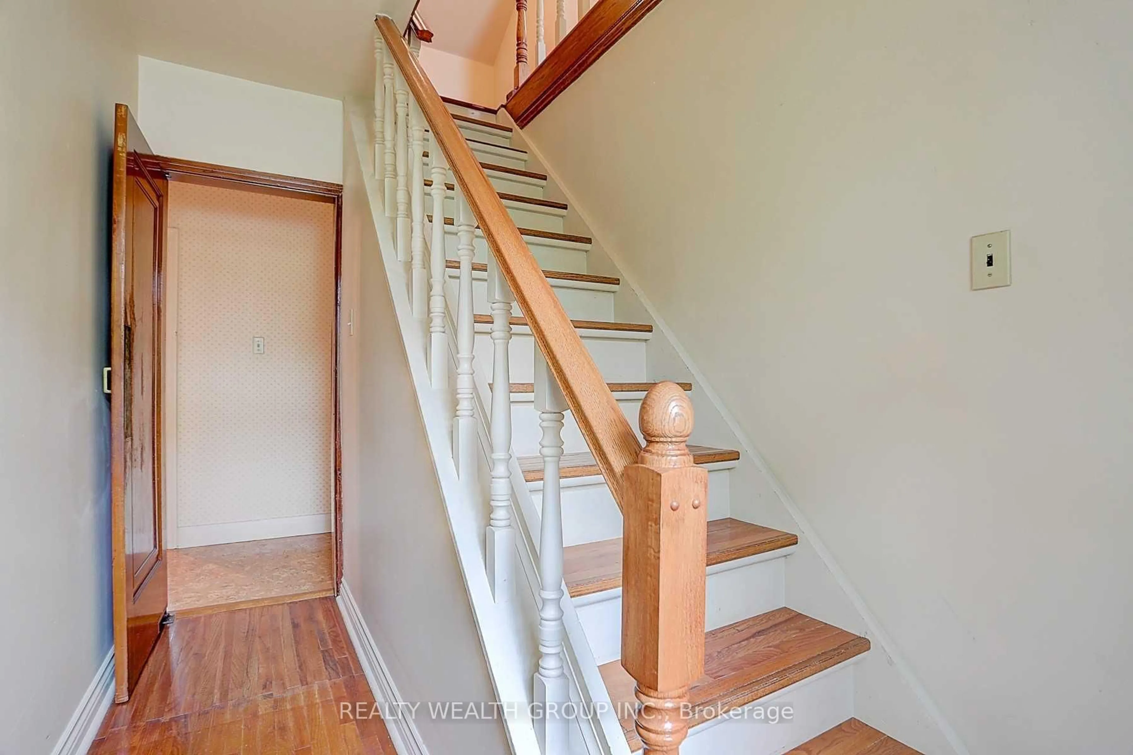 Stairs for 460 Main St, King Ontario L0G 1T0