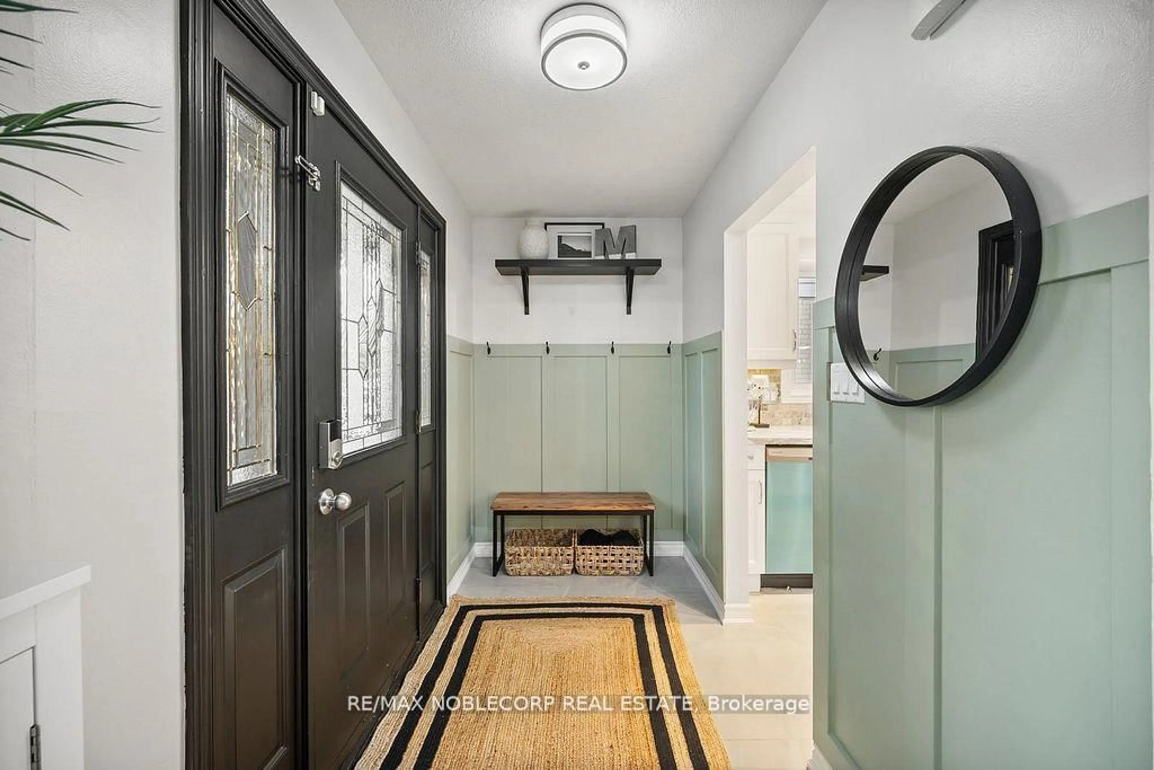 Indoor entryway for 42 Mitchell Ave, New Tecumseth Ontario L9R 1C2