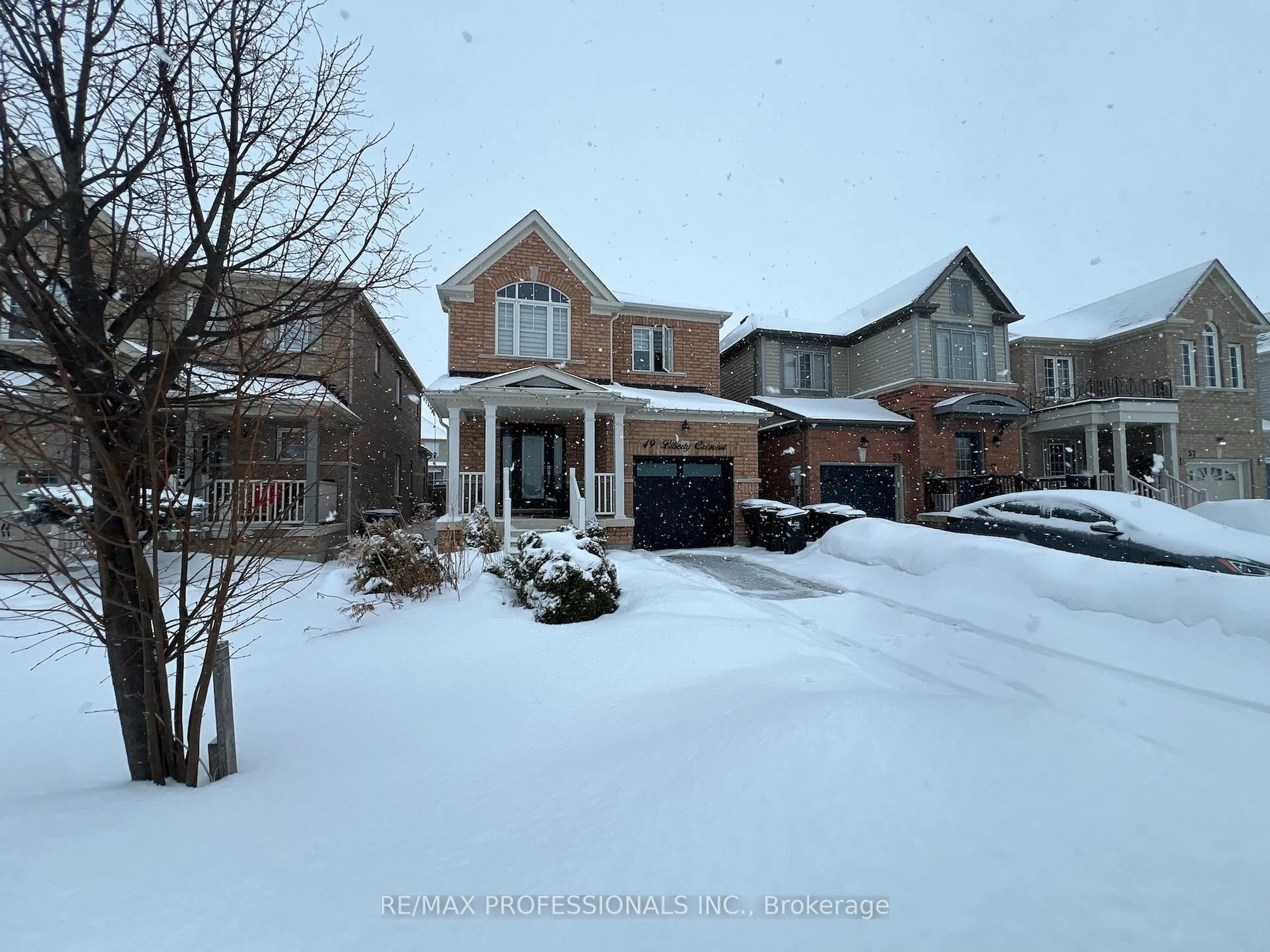 A pic from outside/outdoor area/front of a property/back of a property/a pic from drone, mountain view for 49 Liberty Cres, Bradford West Gwillimbury Ontario L3Z 0P5