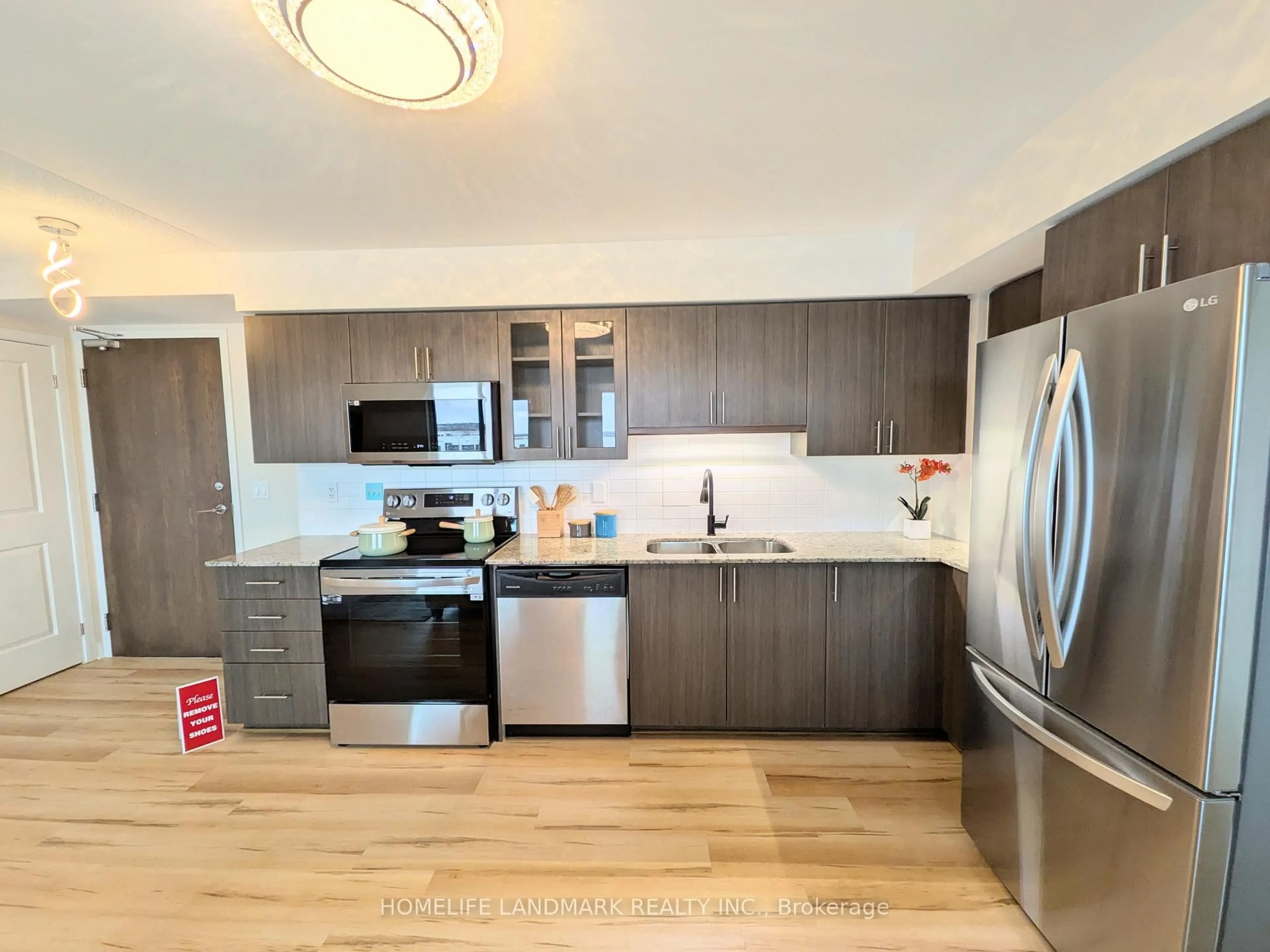Open concept kitchen, wood/laminate floor for 75 Norman Bethune Ave #718, Richmond Hill Ontario L4B 0B6