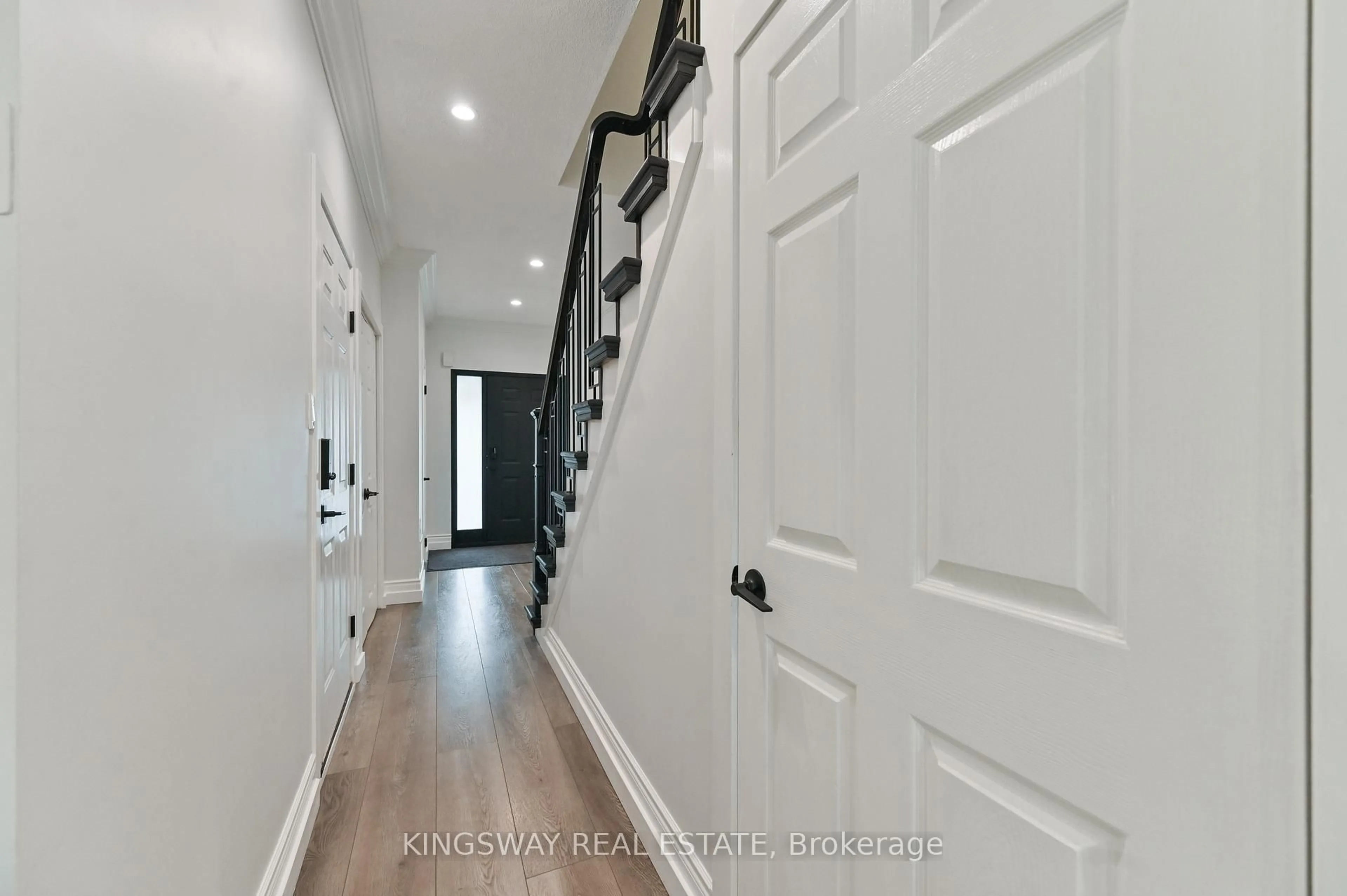 Indoor entryway for 17 Amberhill Way, Aurora Ontario L4G 7E1