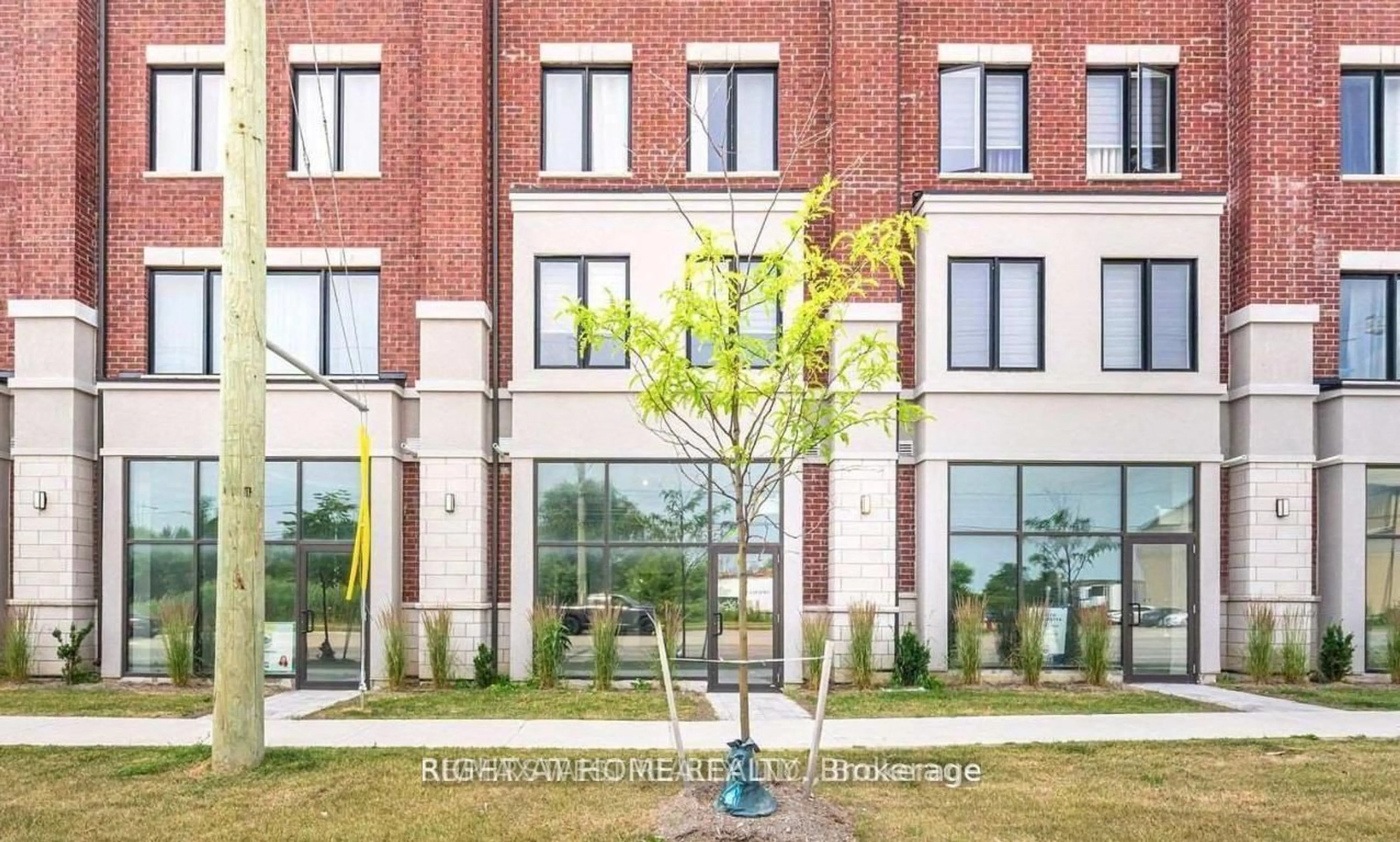 Home with brick exterior material, building for 220 Dissette St #13/4, Bradford West Gwillimbury Ontario L3Z 3G8