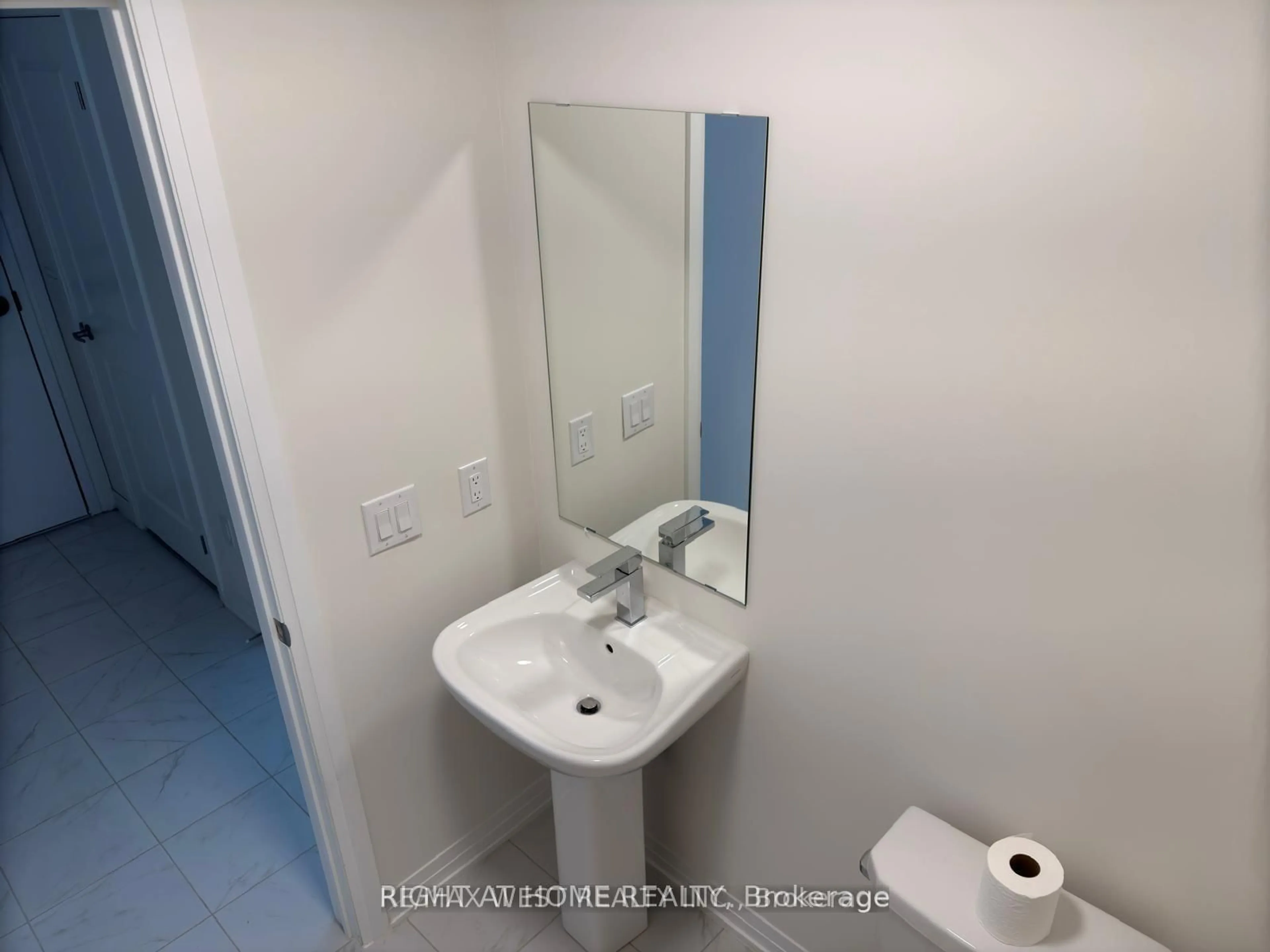 Standard bathroom, floor is not visible for 220 Dissette St #13/4, Bradford West Gwillimbury Ontario L3Z 3G8