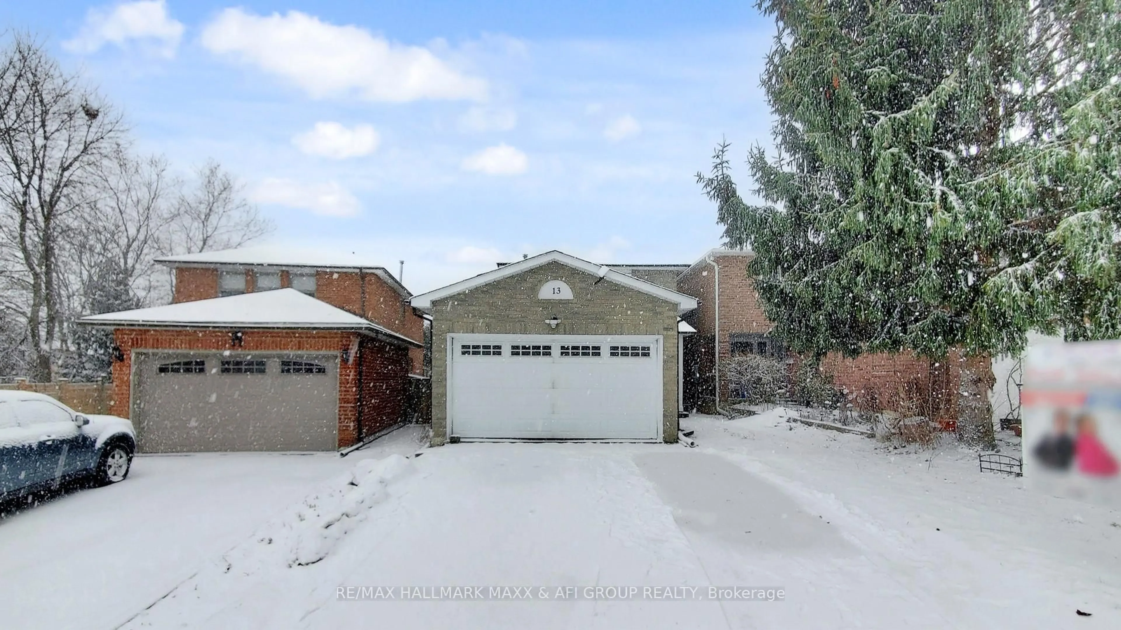 Indoor garage for 13 Don Head Village Blvd, Richmond Hill Ontario L4C 7M3