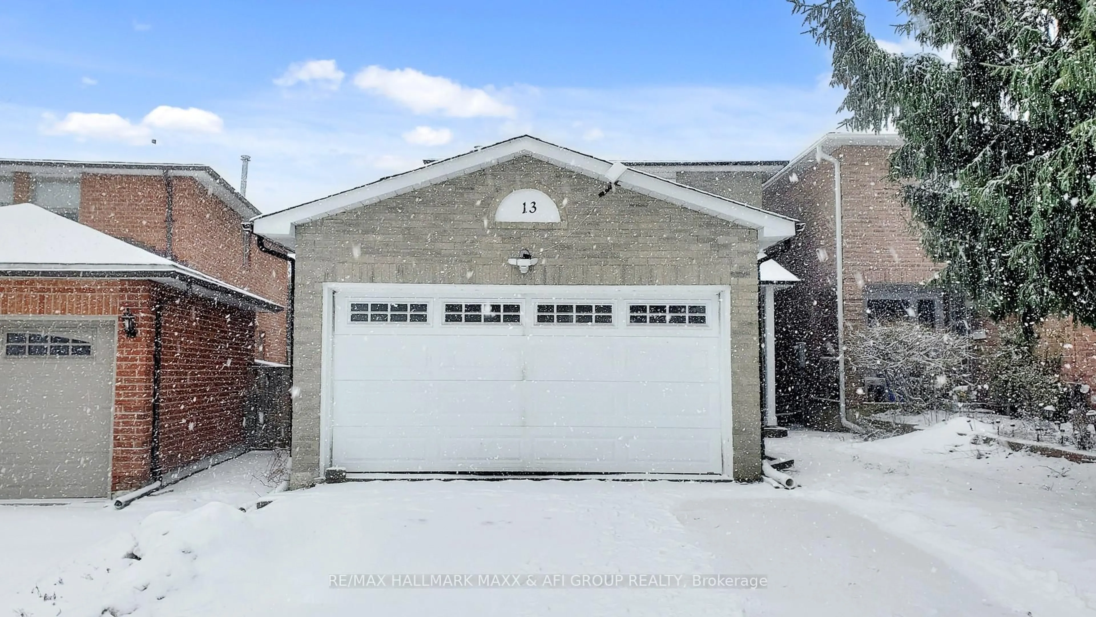 Indoor garage for 13 Don Head Village Blvd, Richmond Hill Ontario L4C 7M3