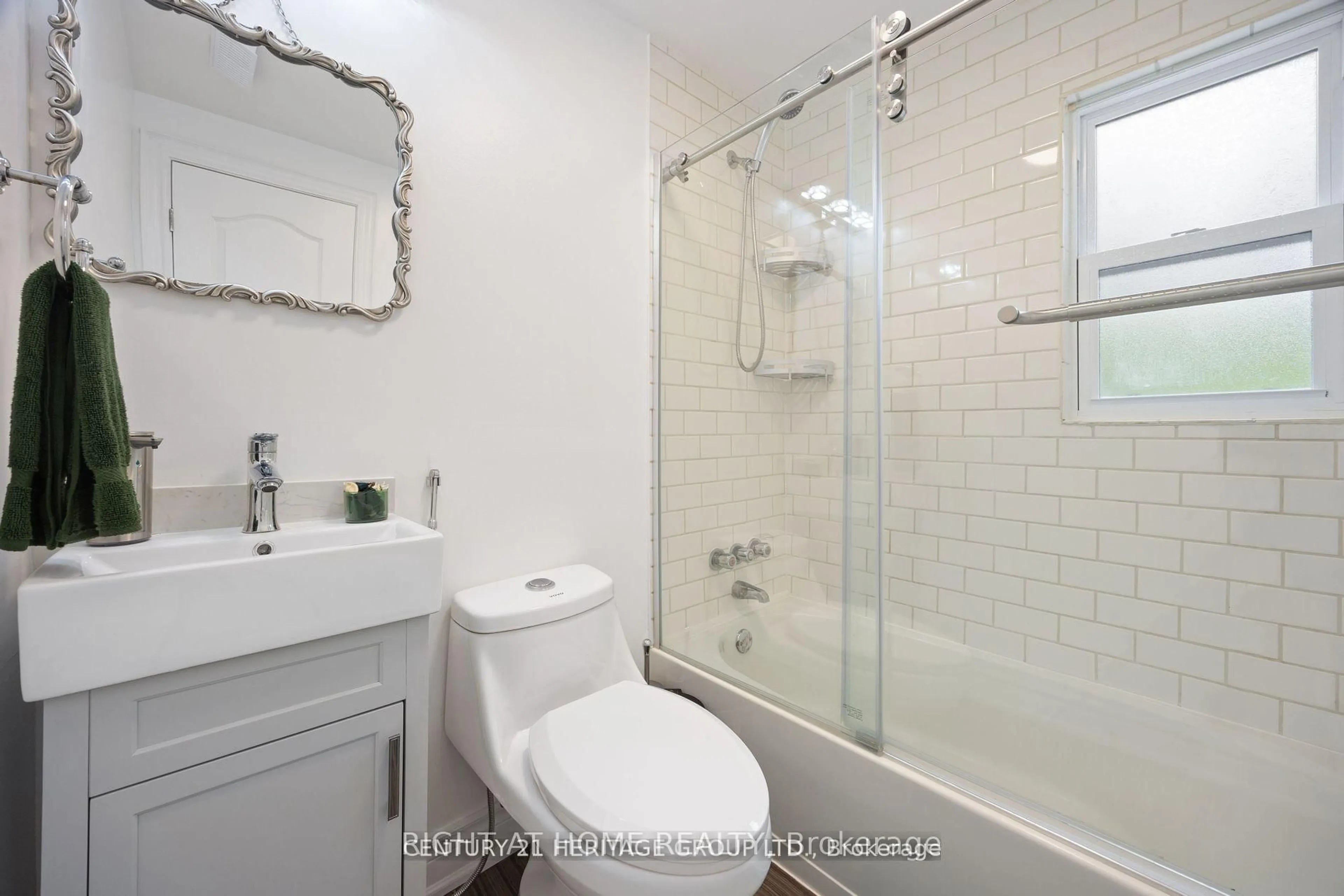Standard bathroom, ceramic/tile floor for 2020 Kate Ave, Innisfil Ontario L9S 1Y2