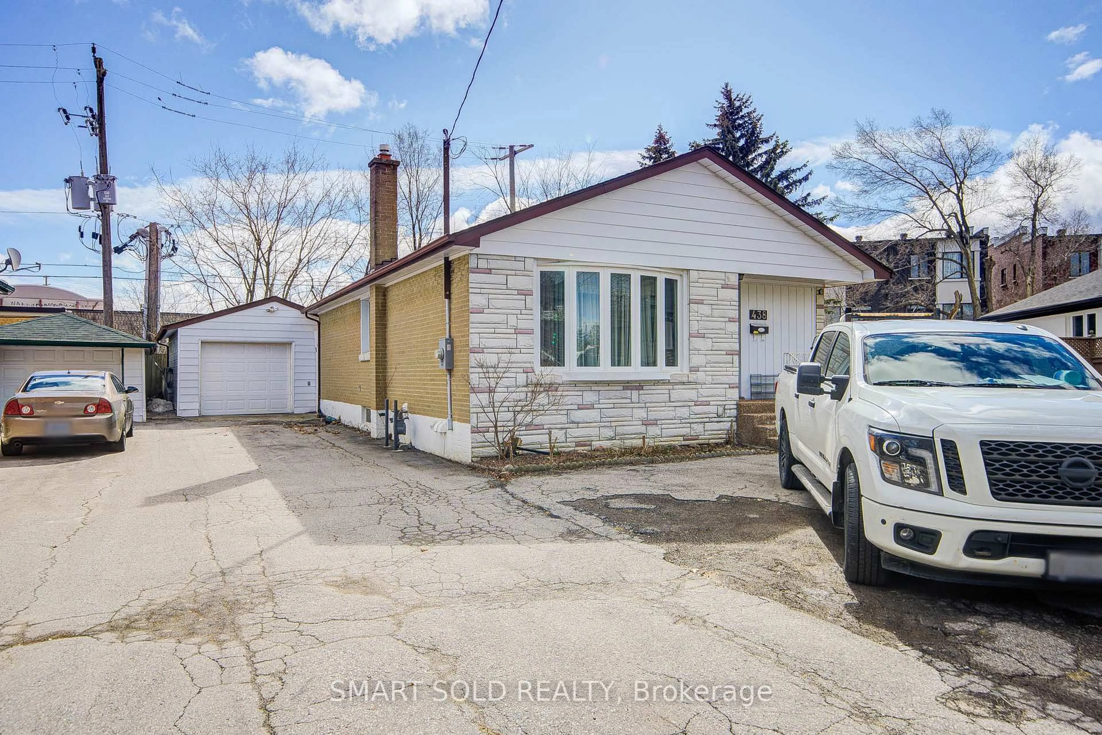 A pic from outside/outdoor area/front of a property/back of a property/a pic from drone, street for 438 Marybay Cres, Richmond Hill Ontario L4C 2X4