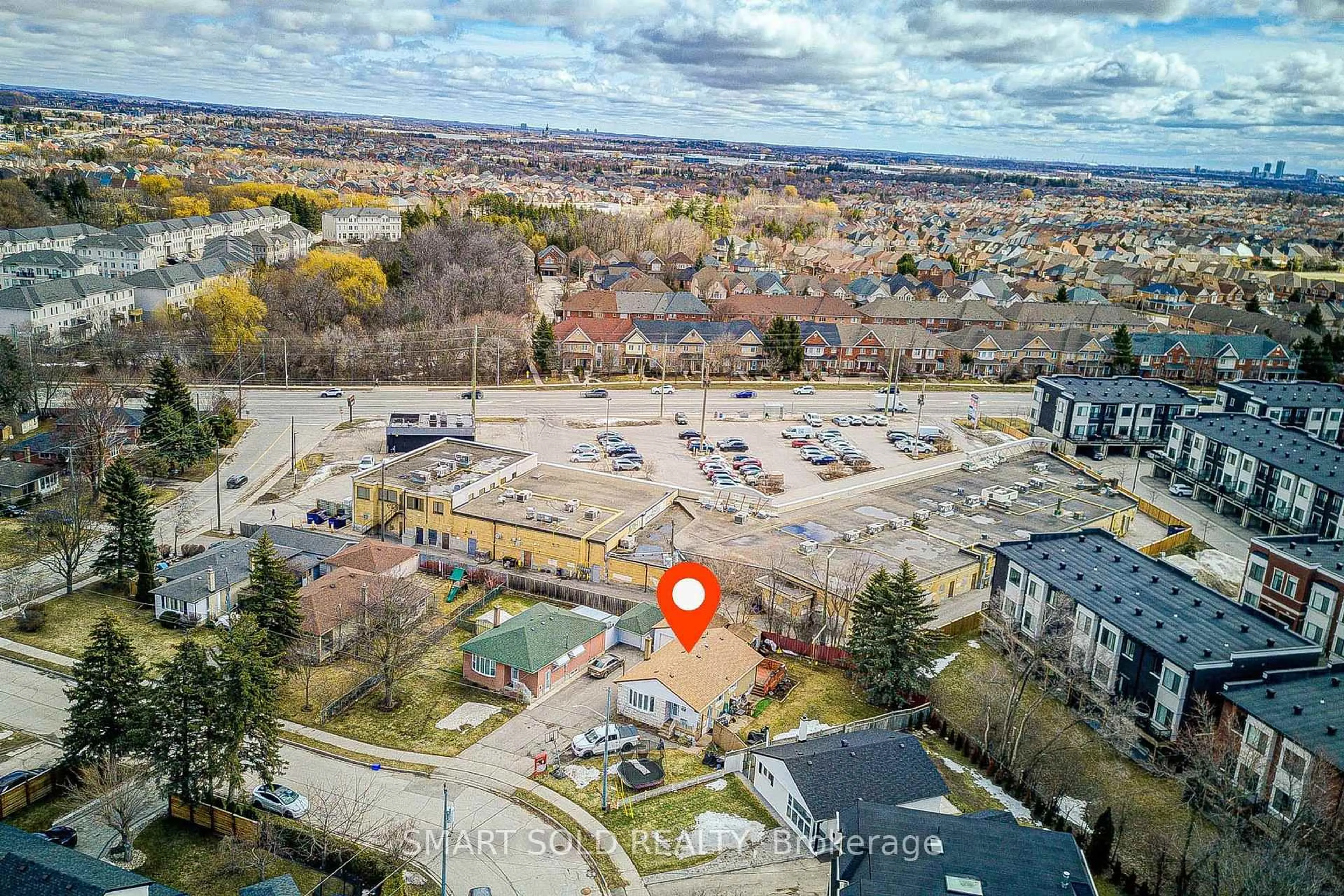 A pic from outside/outdoor area/front of a property/back of a property/a pic from drone, street for 438 Marybay Cres, Richmond Hill Ontario L4C 2X4