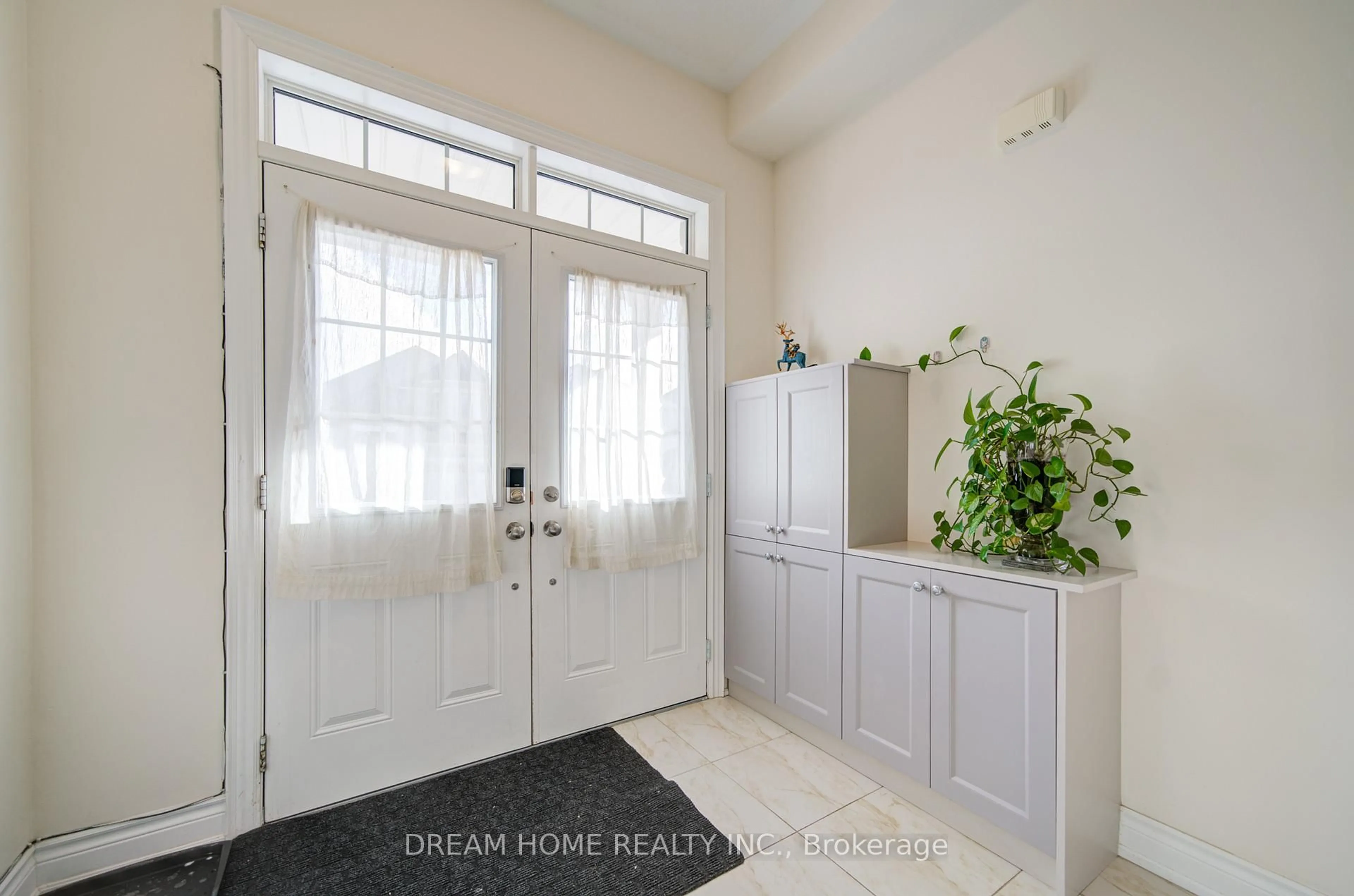 Indoor entryway for 66 Mohandas Dr, Markham Ontario L3S 0E4