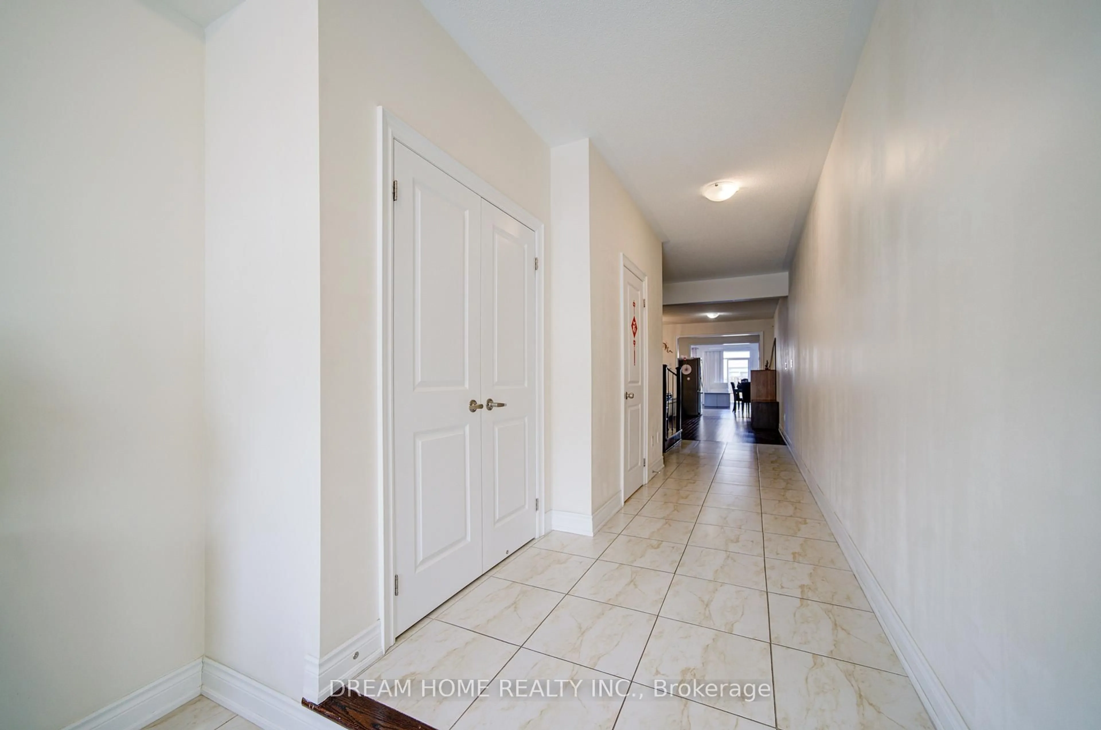 Indoor foyer for 66 Mohandas Dr, Markham Ontario L3S 0E4