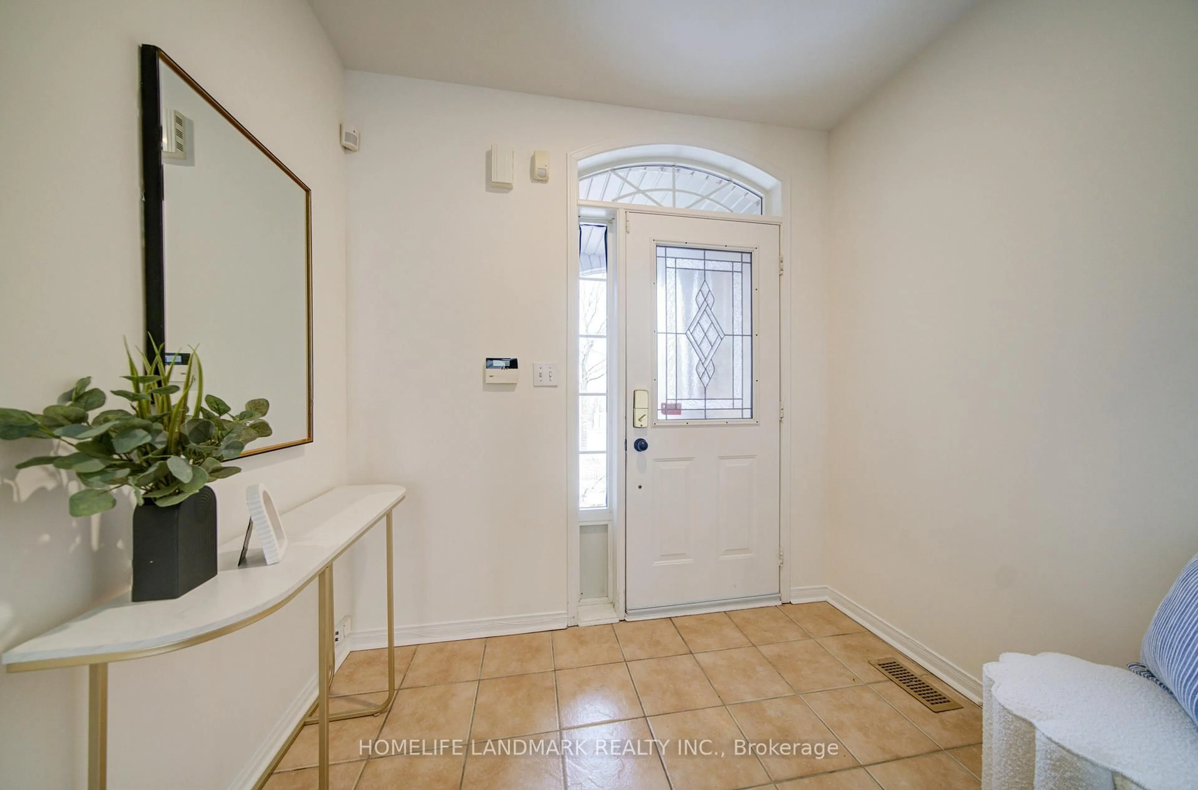 Indoor entryway for 351 Deepsprings Cres, Vaughan Ontario L6A 3M5