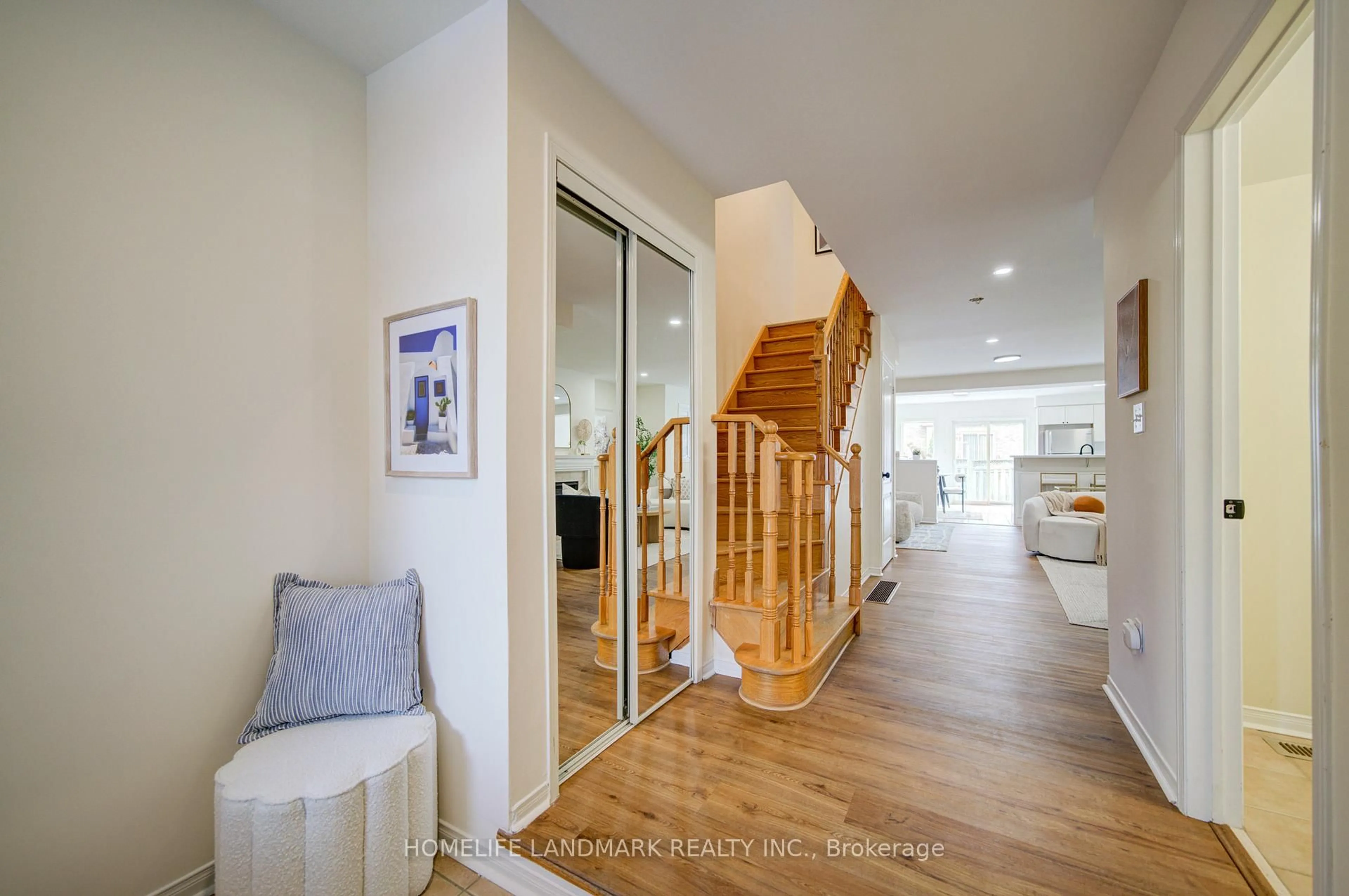 Indoor entryway for 351 Deepsprings Cres, Vaughan Ontario L6A 3M5