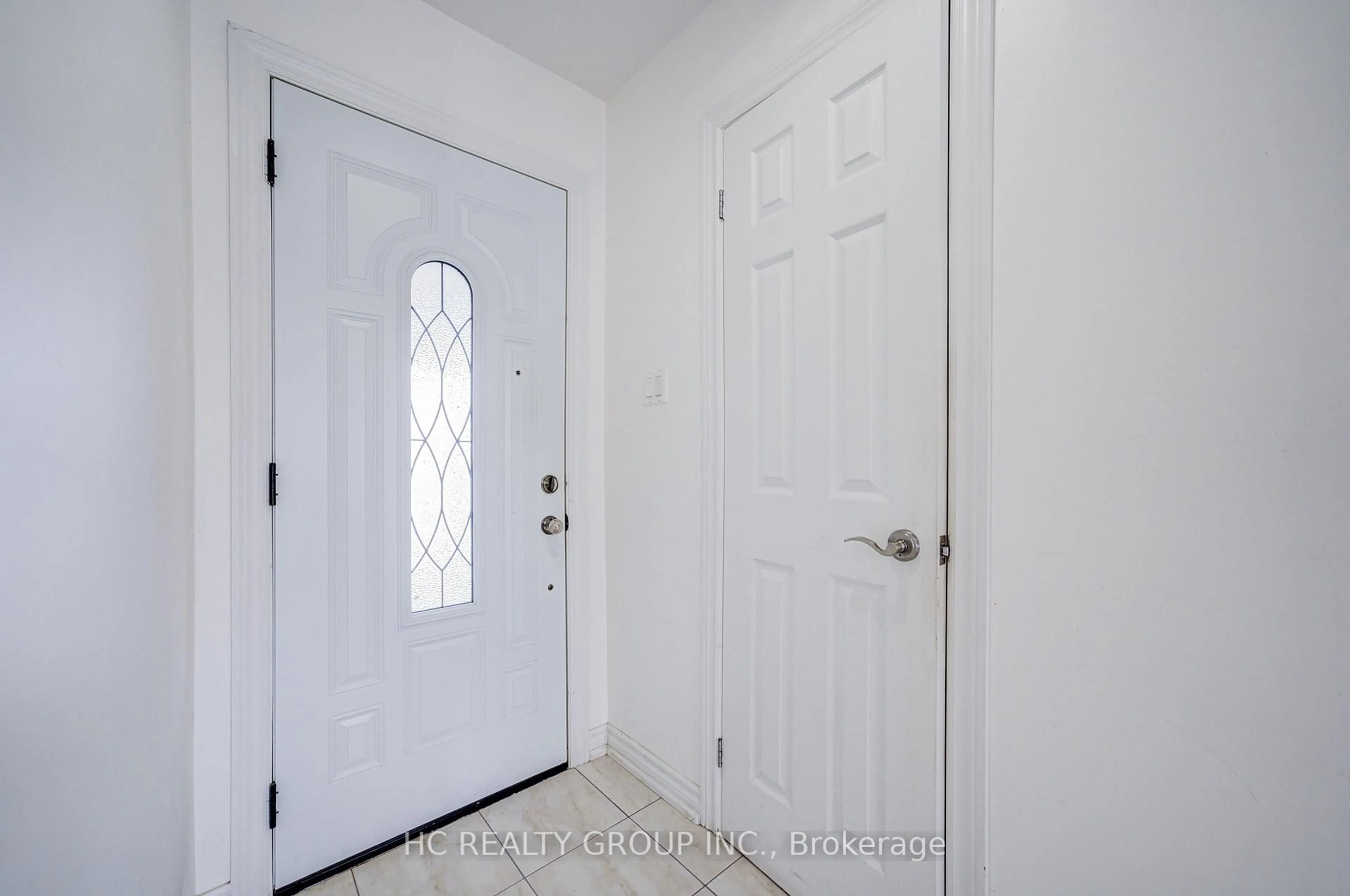 Indoor entryway for 21 Appleby Cres, Markham Ontario L3R 4K9