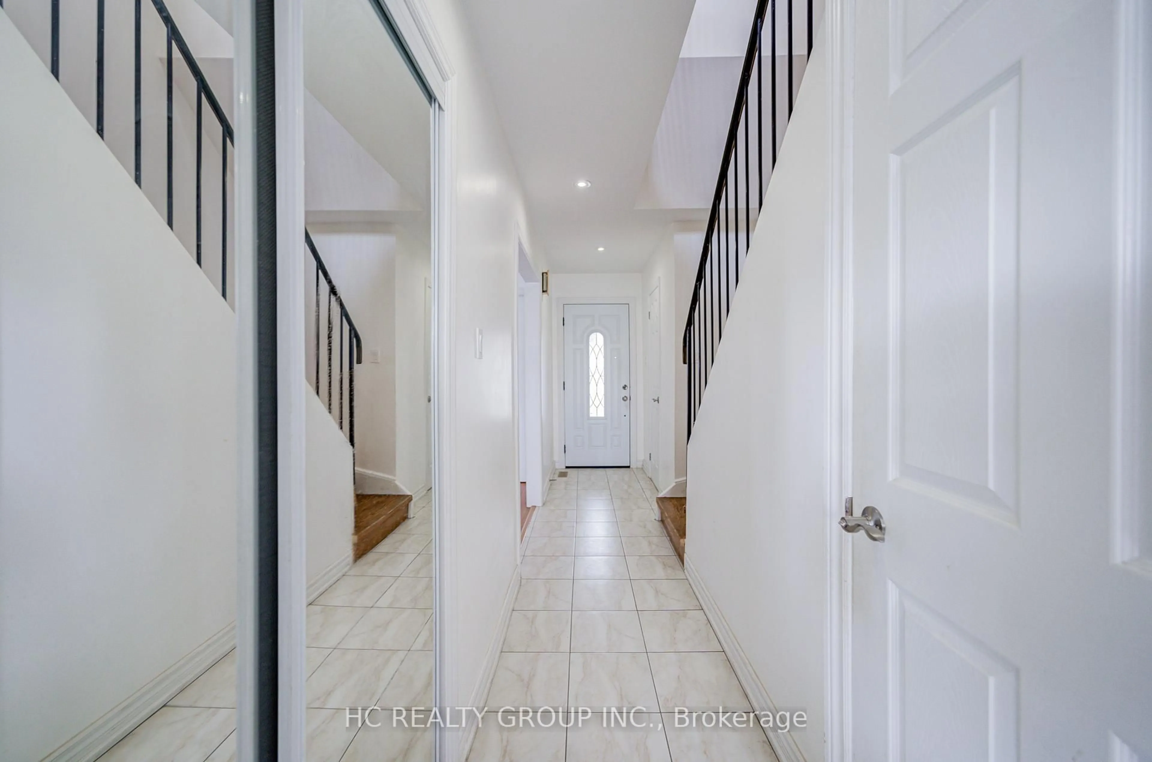 Indoor foyer for 21 Appleby Cres, Markham Ontario L3R 4K9