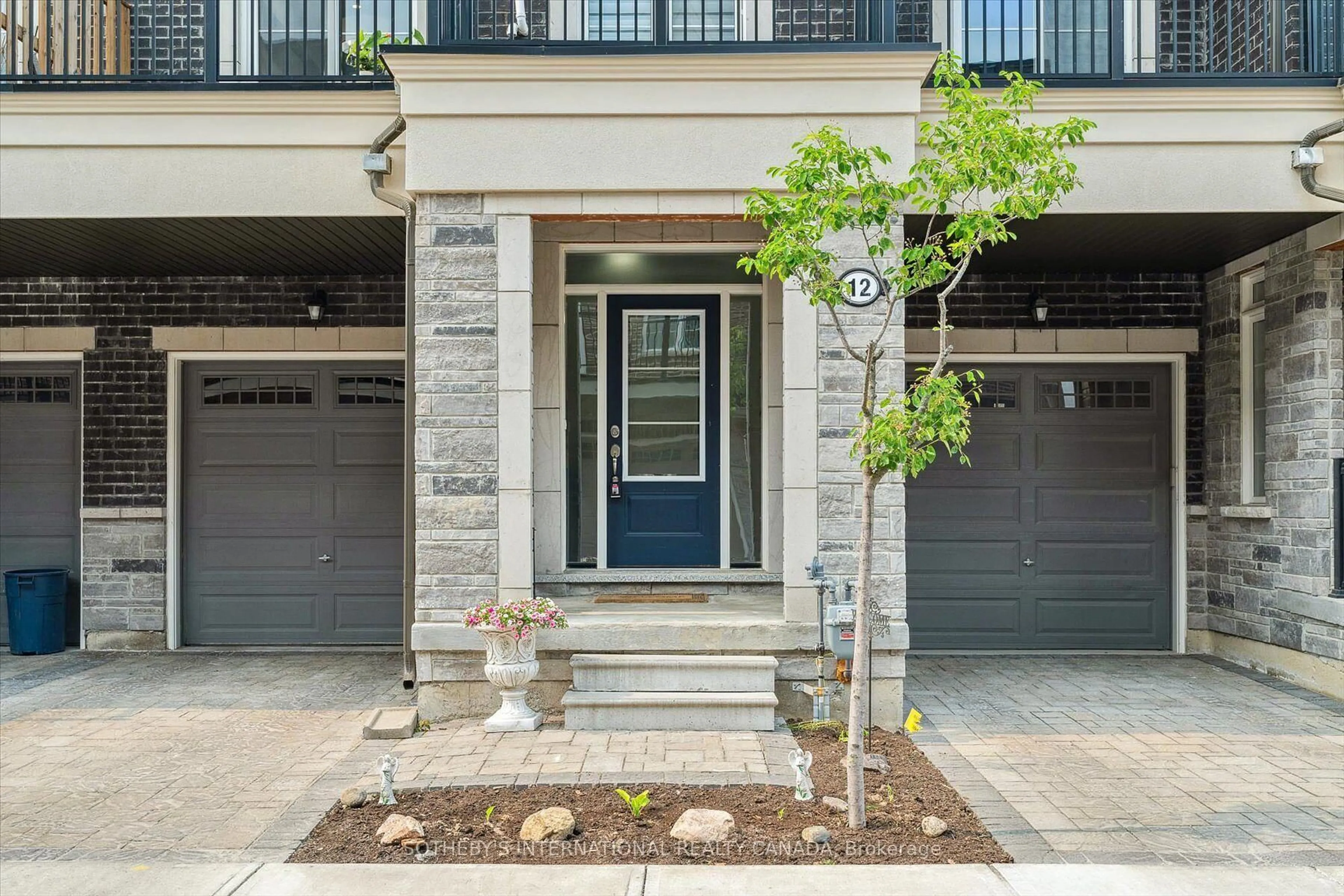 Indoor entryway for 12 Deep River Lane, Richmond Hill Ontario L4C 5S4