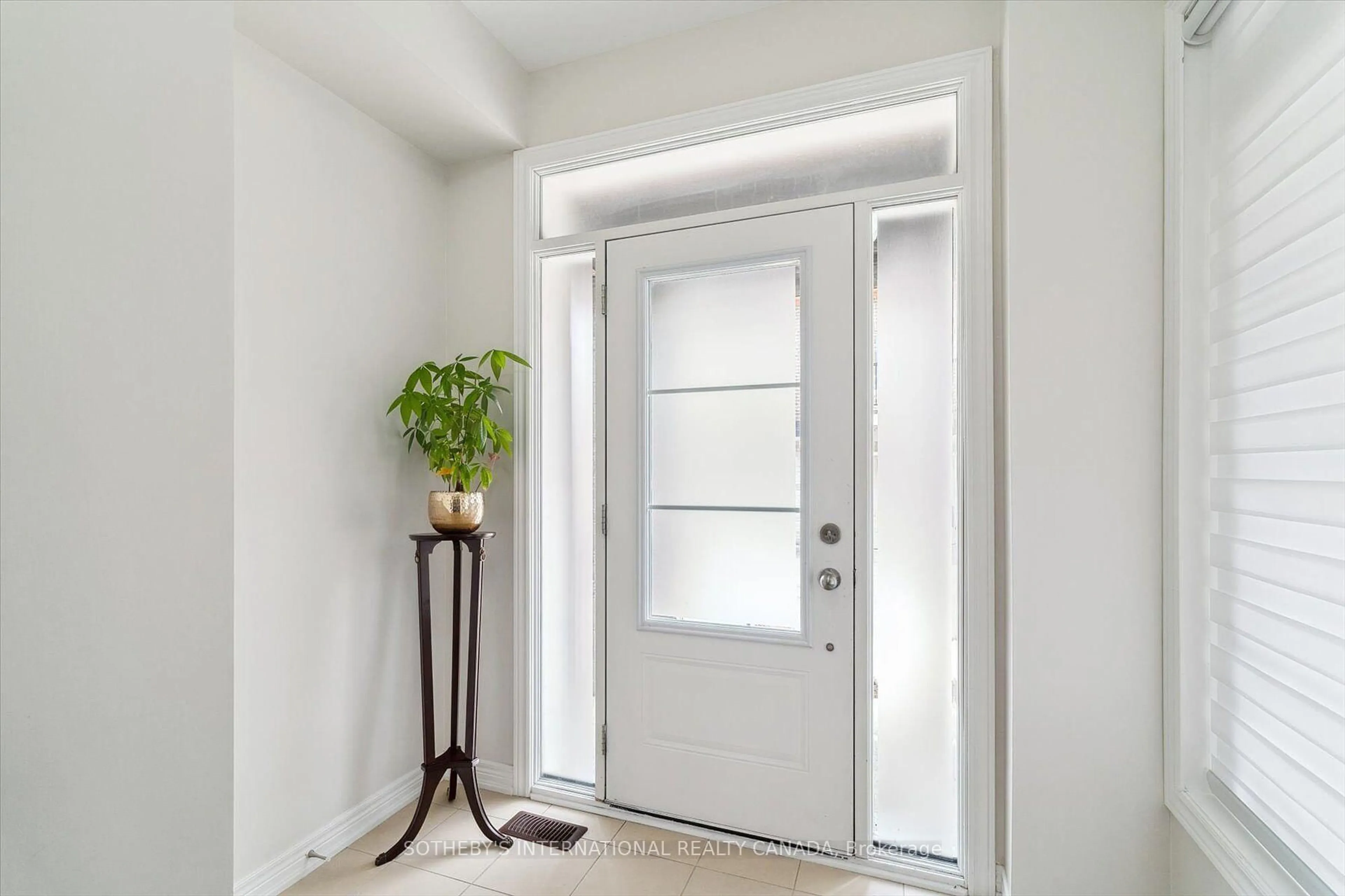 Indoor entryway for 12 Deep River Lane, Richmond Hill Ontario L4C 5S4