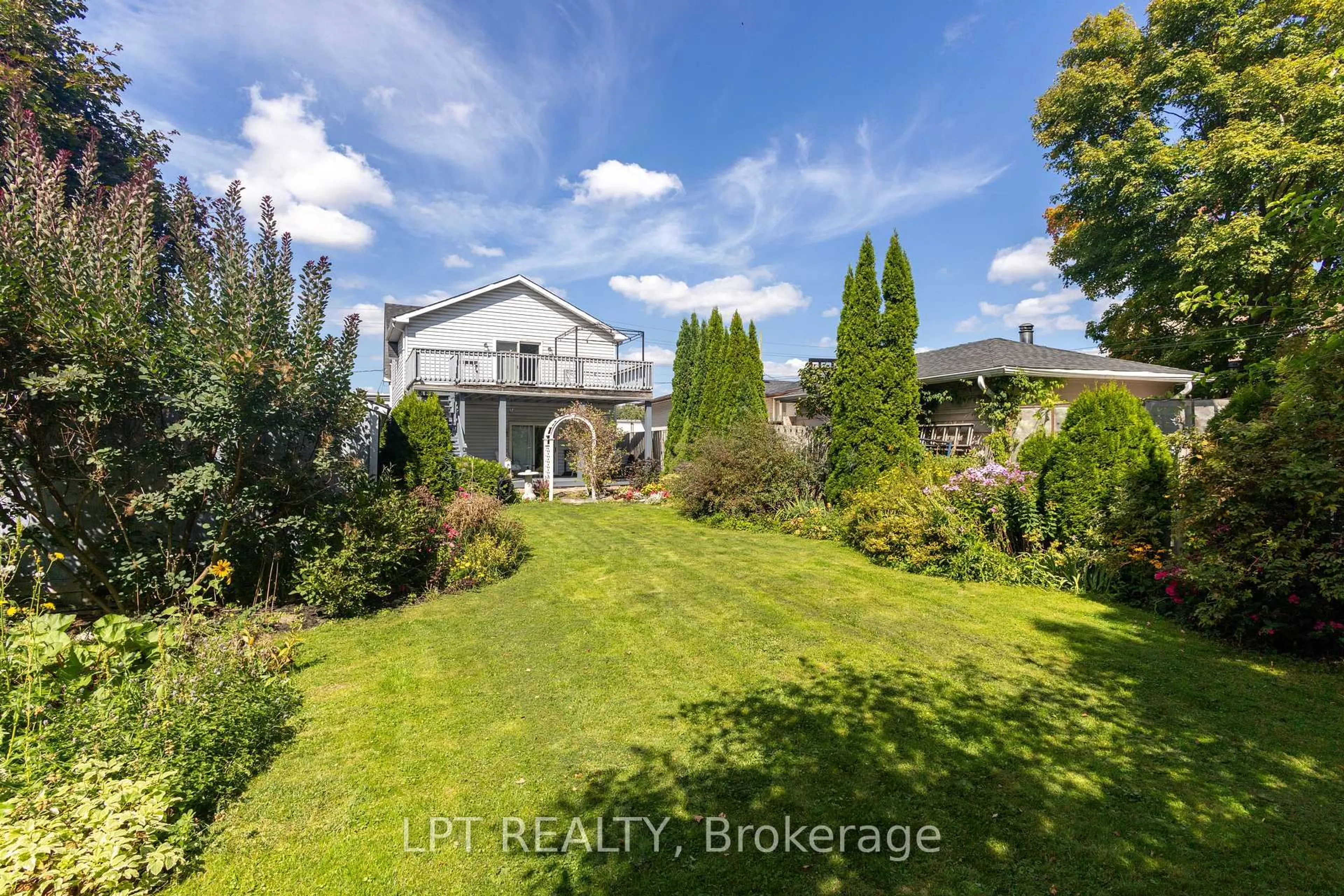 A pic from outside/outdoor area/front of a property/back of a property/a pic from drone, unknown for 6823 Main St, Whitchurch-Stouffville Ontario L4A 7G4