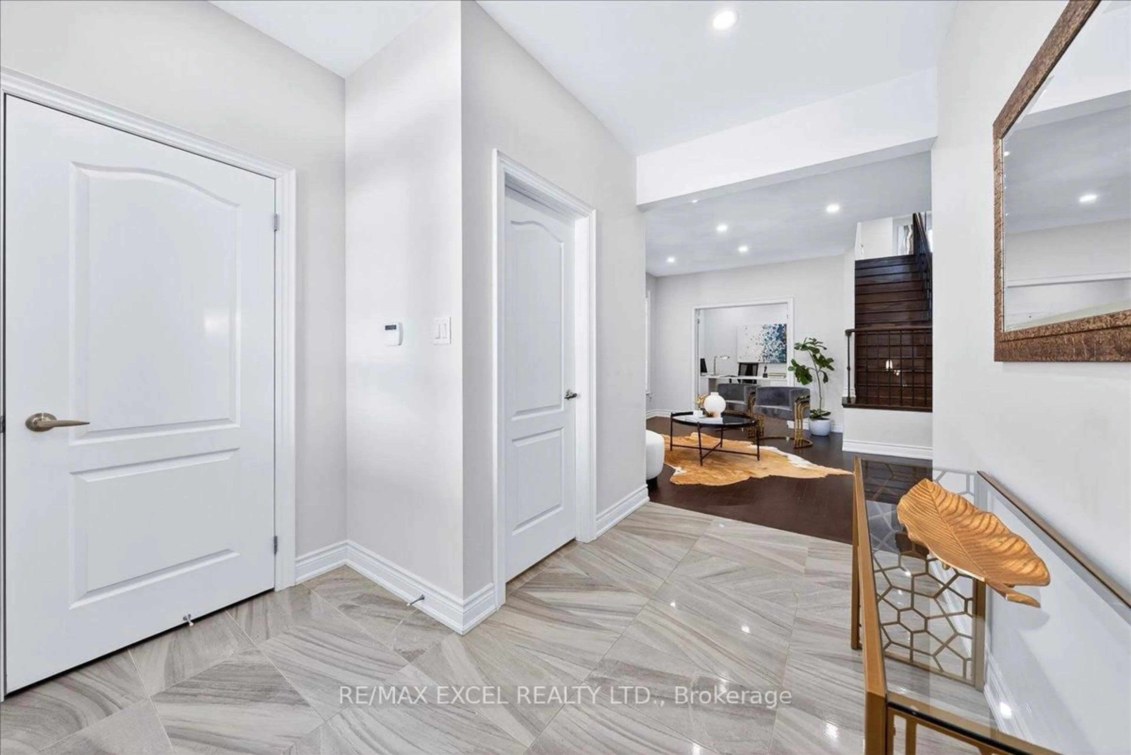 Indoor entryway for 10 Deer Pass Rd, East Gwillimbury Ontario L9N 0L6