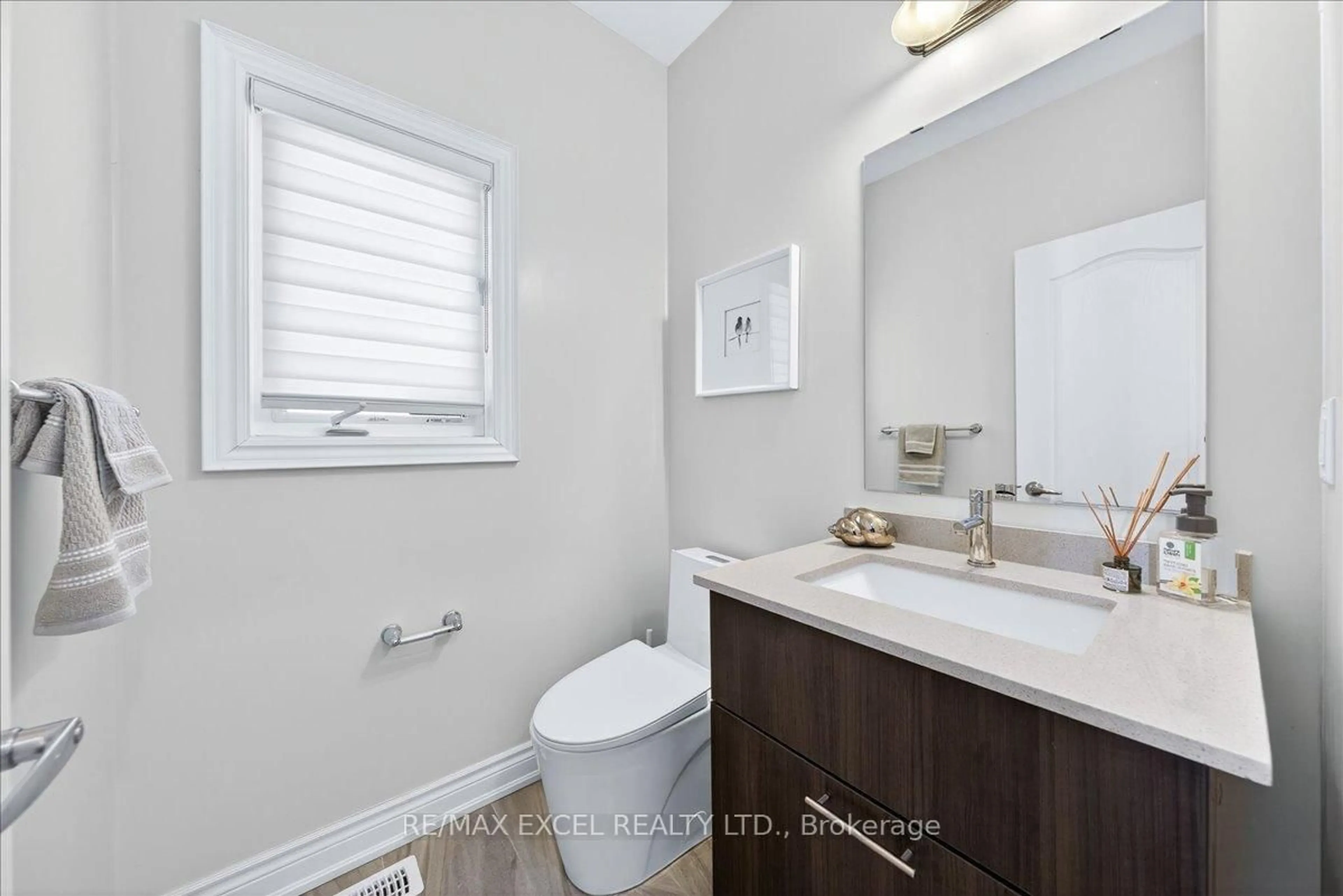 Standard bathroom, ceramic/tile floor for 10 Deer Pass Rd, East Gwillimbury Ontario L9N 0L6