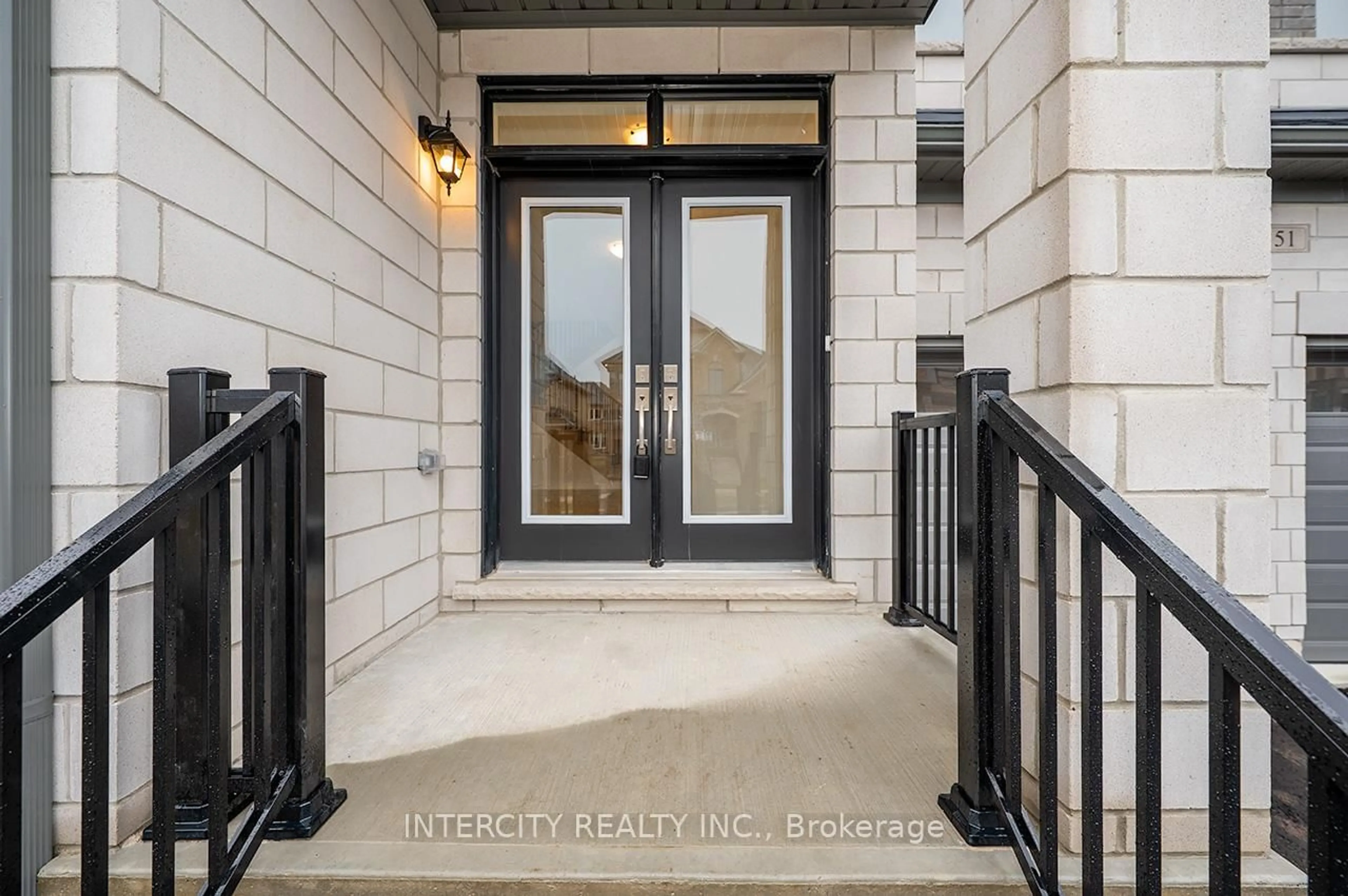 Indoor entryway for 51 Bostock Dr, Georgina Ontario L4P 0S5