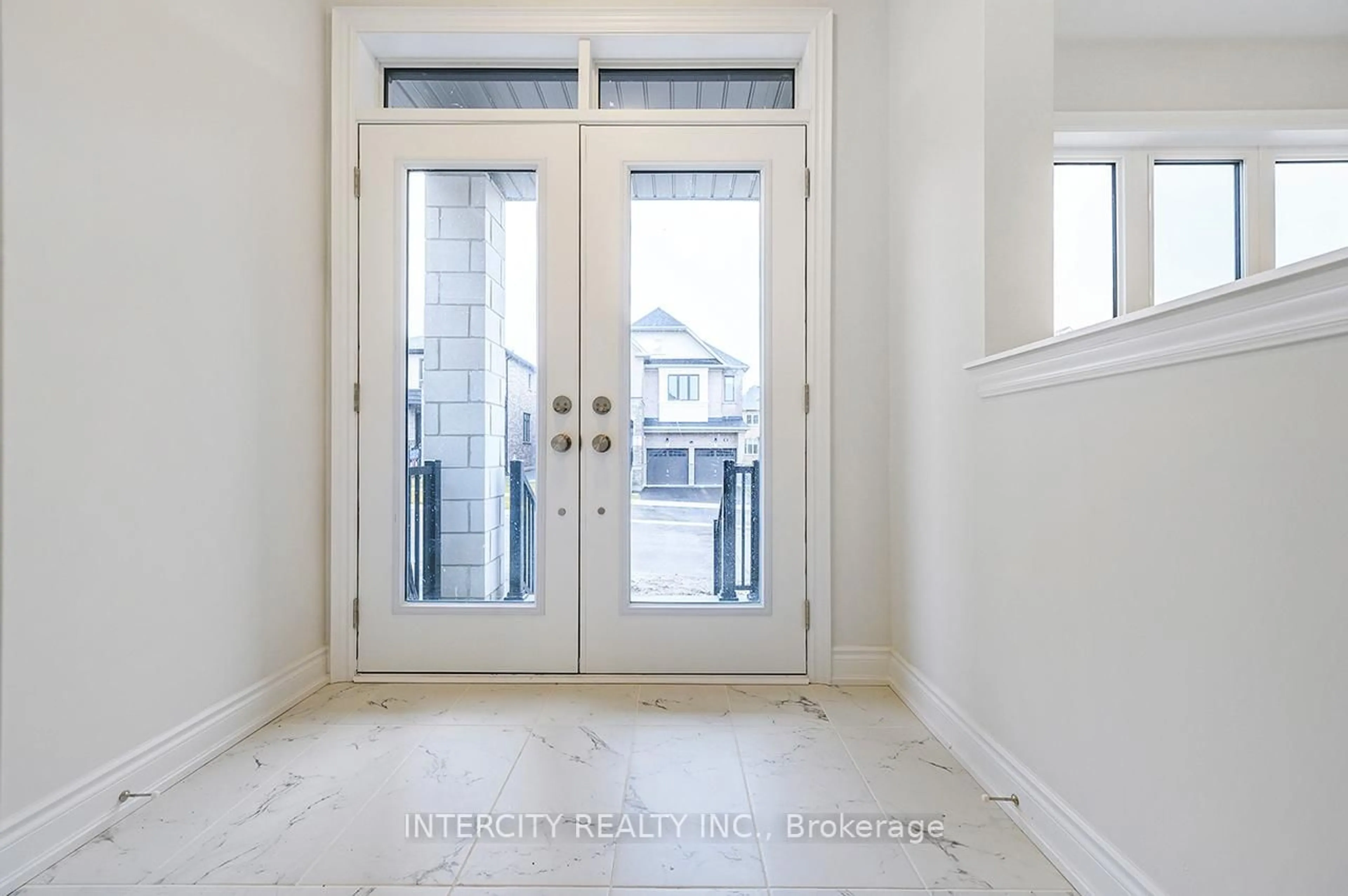 Indoor entryway for 51 Bostock Dr, Georgina Ontario L4P 0S5