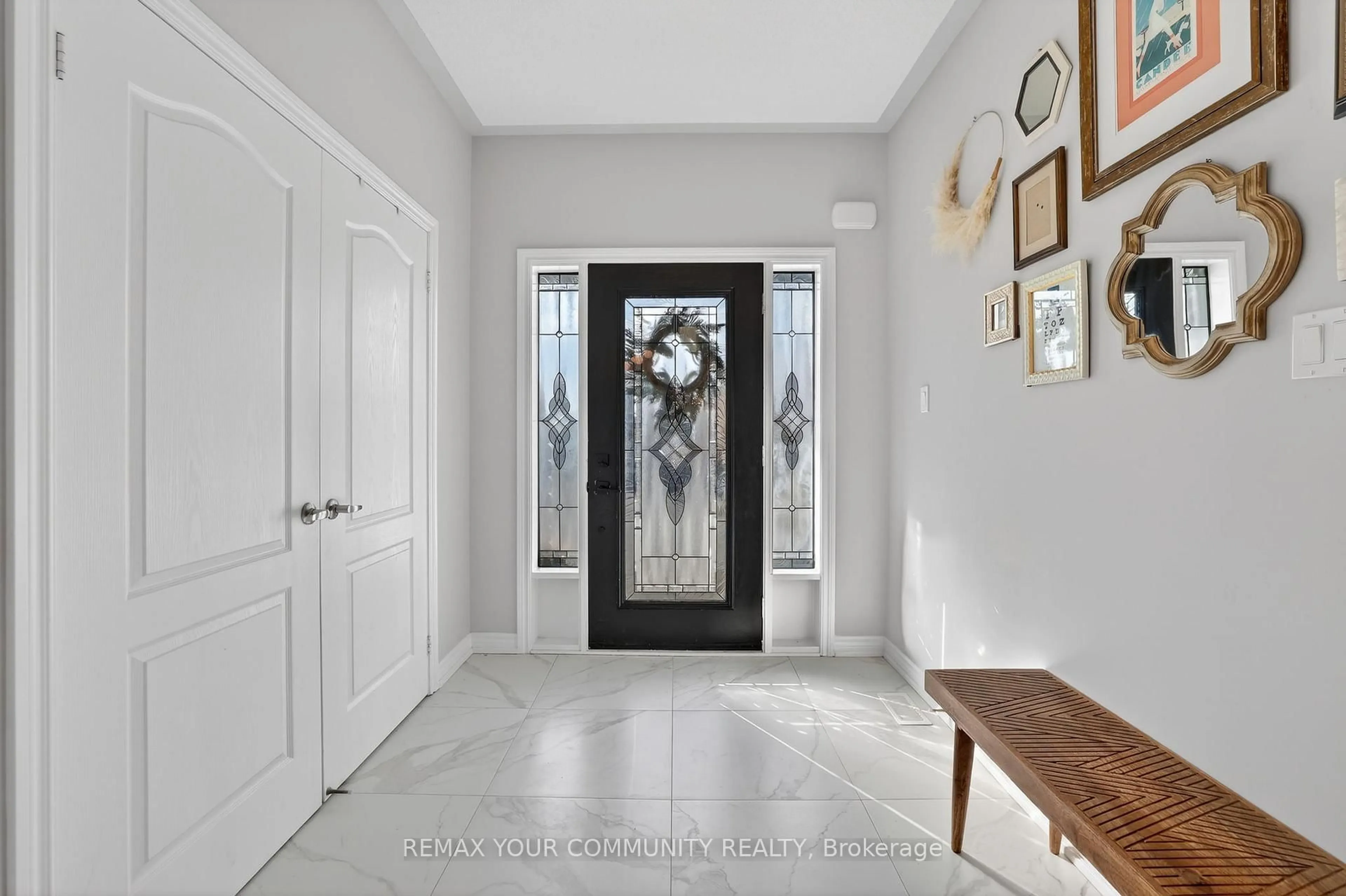 Indoor entryway for 153 Hopkins Cres, Bradford West Gwillimbury Ontario L3Z 0R7
