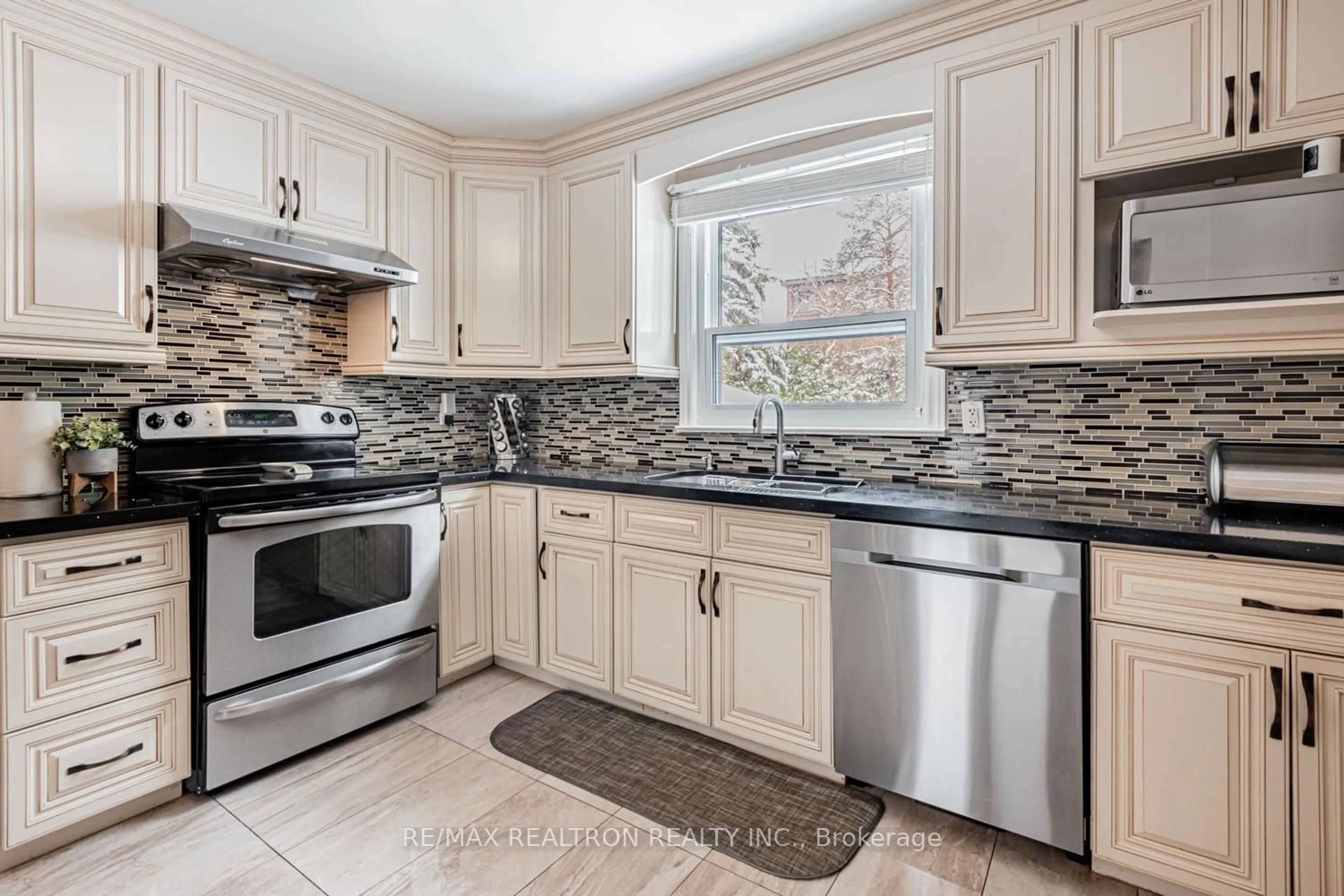 Open concept kitchen, ceramic/tile floor for 245 Elmwood Ave, Richmond Hill Ontario L4C 1L3