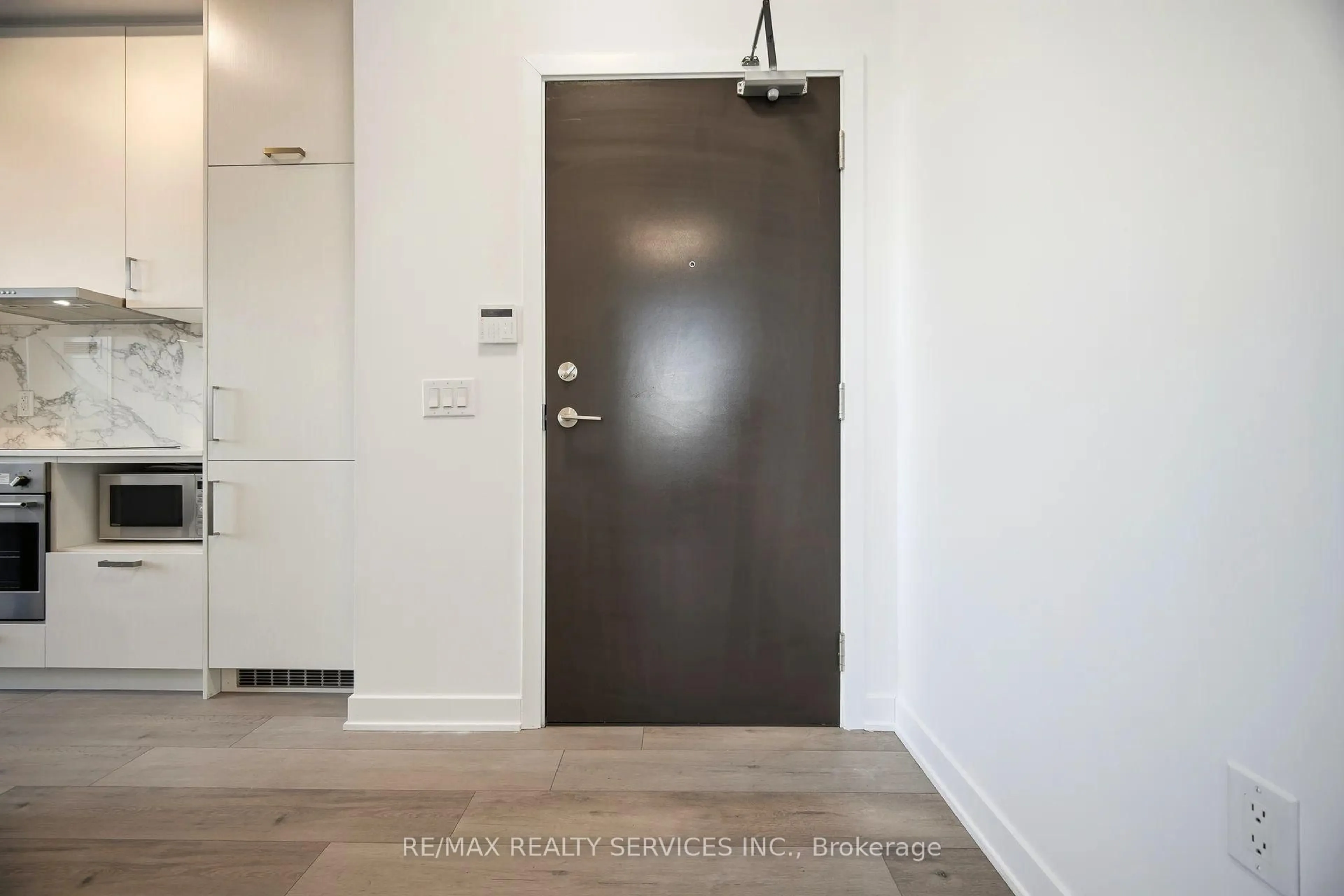 Indoor entryway for 60 Honeycrisp Cres #1007, Vaughan Ontario L4K 0N5