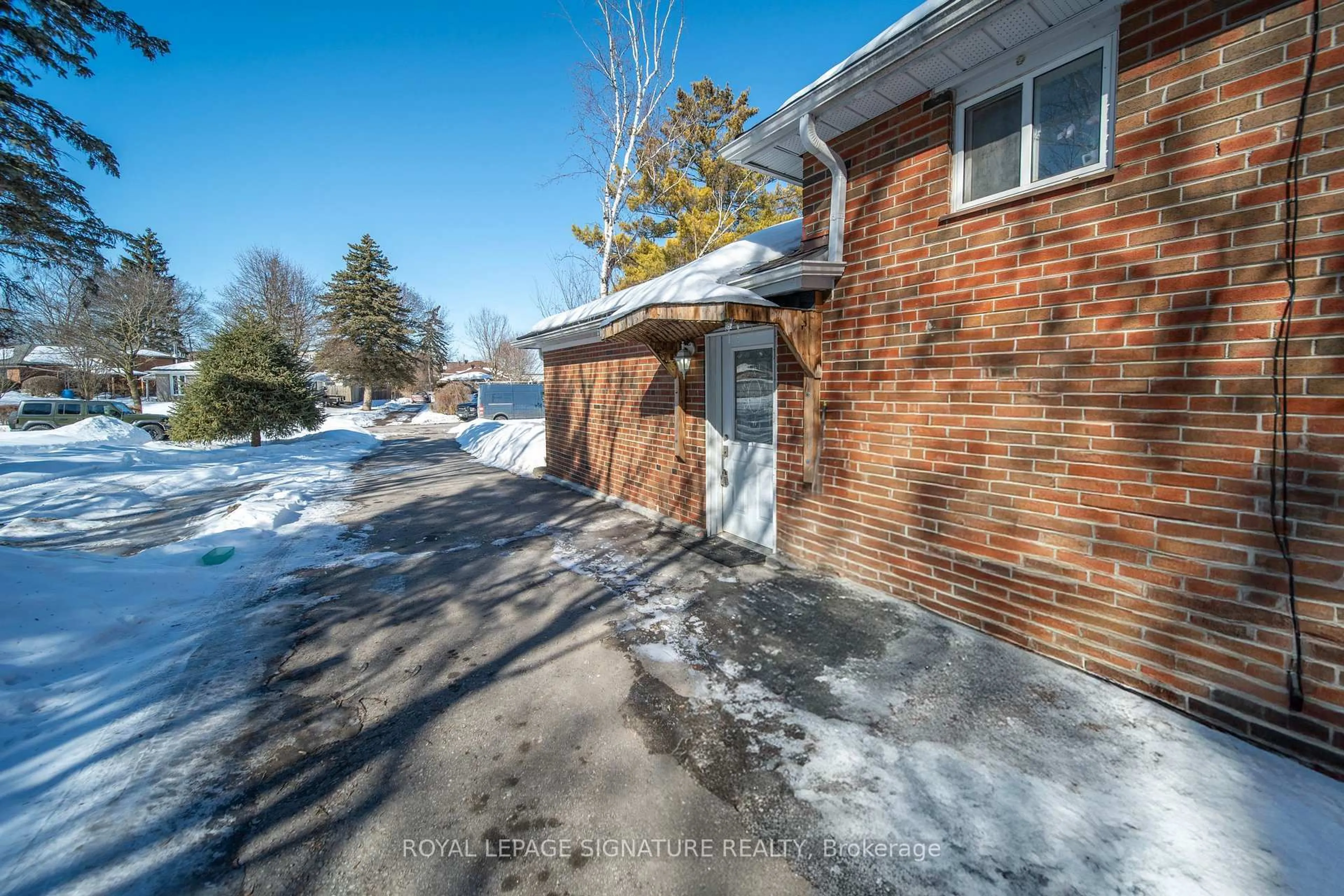 A pic from outside/outdoor area/front of a property/back of a property/a pic from drone, street for 21 Huron Crt, Aurora Ontario L4G 2X7