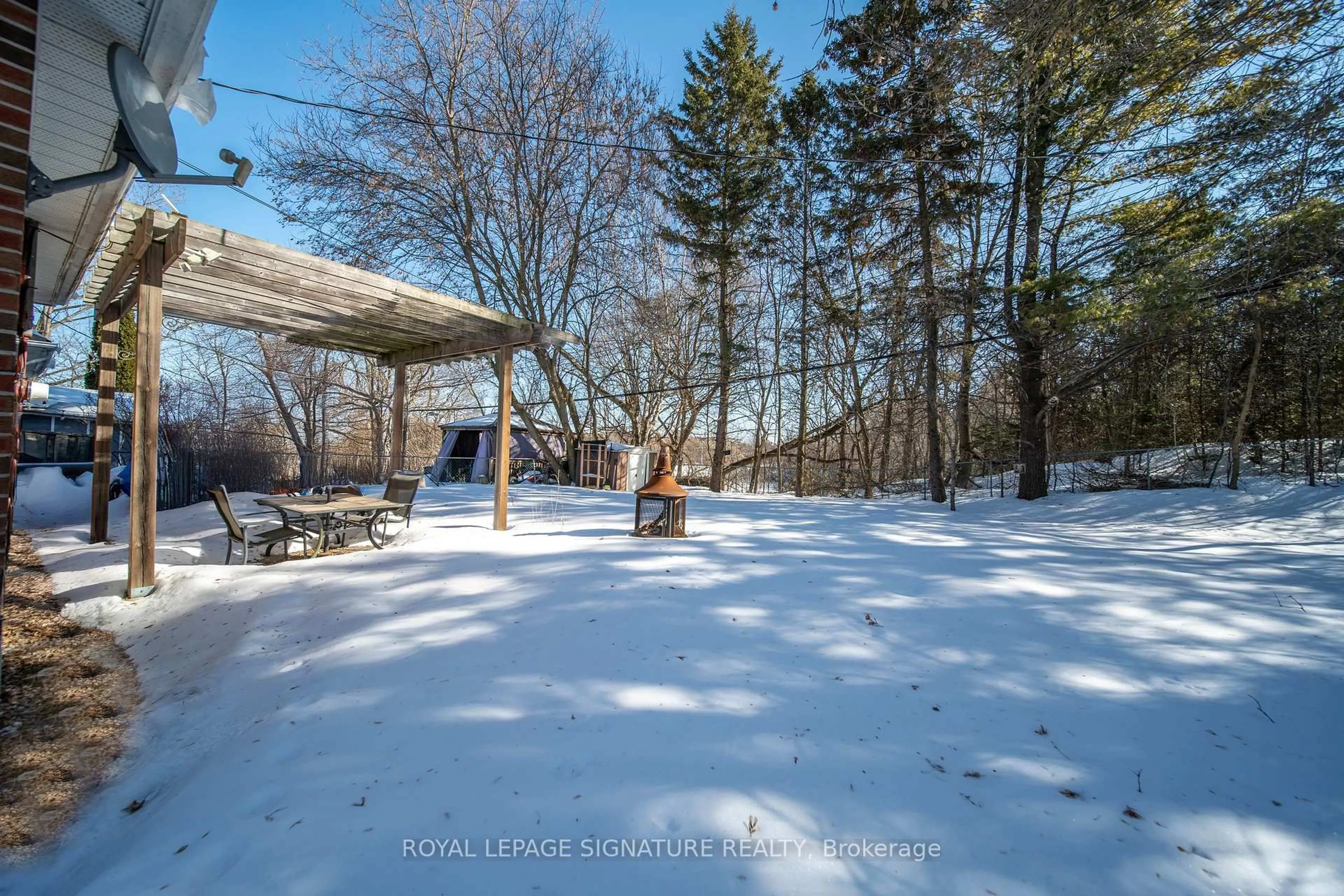 Patio, unknown for 21 Huron Crt, Aurora Ontario L4G 2X7