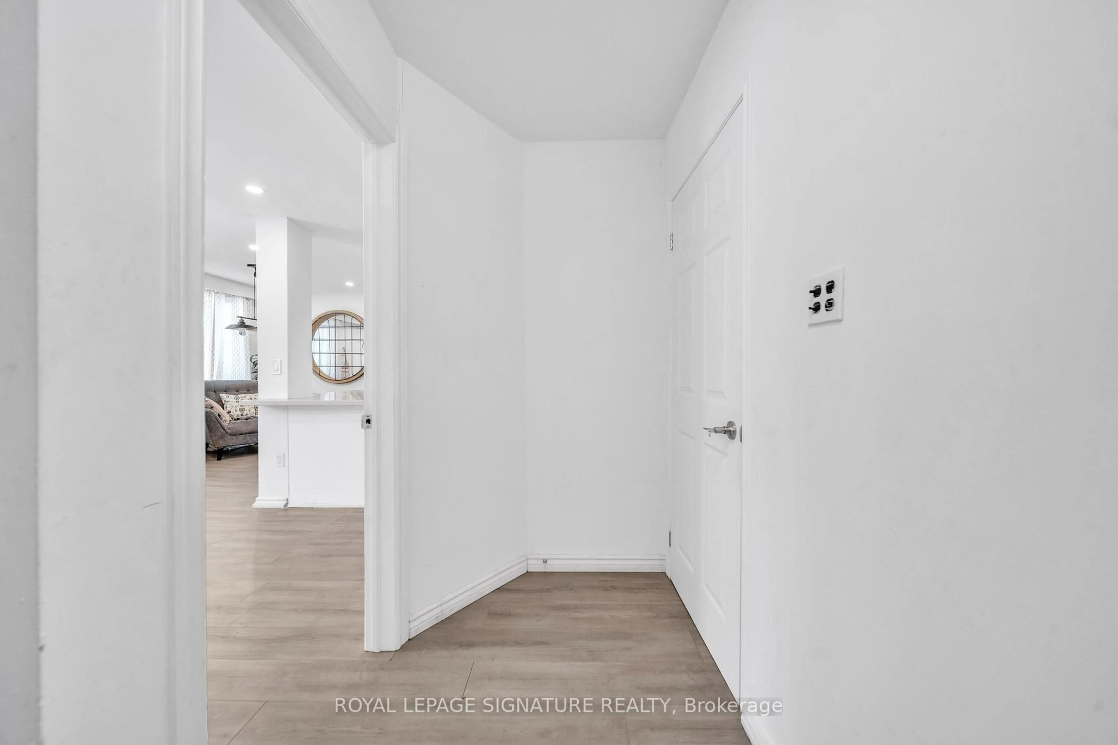 Indoor entryway for 21 Huron Crt, Aurora Ontario L4G 2X7