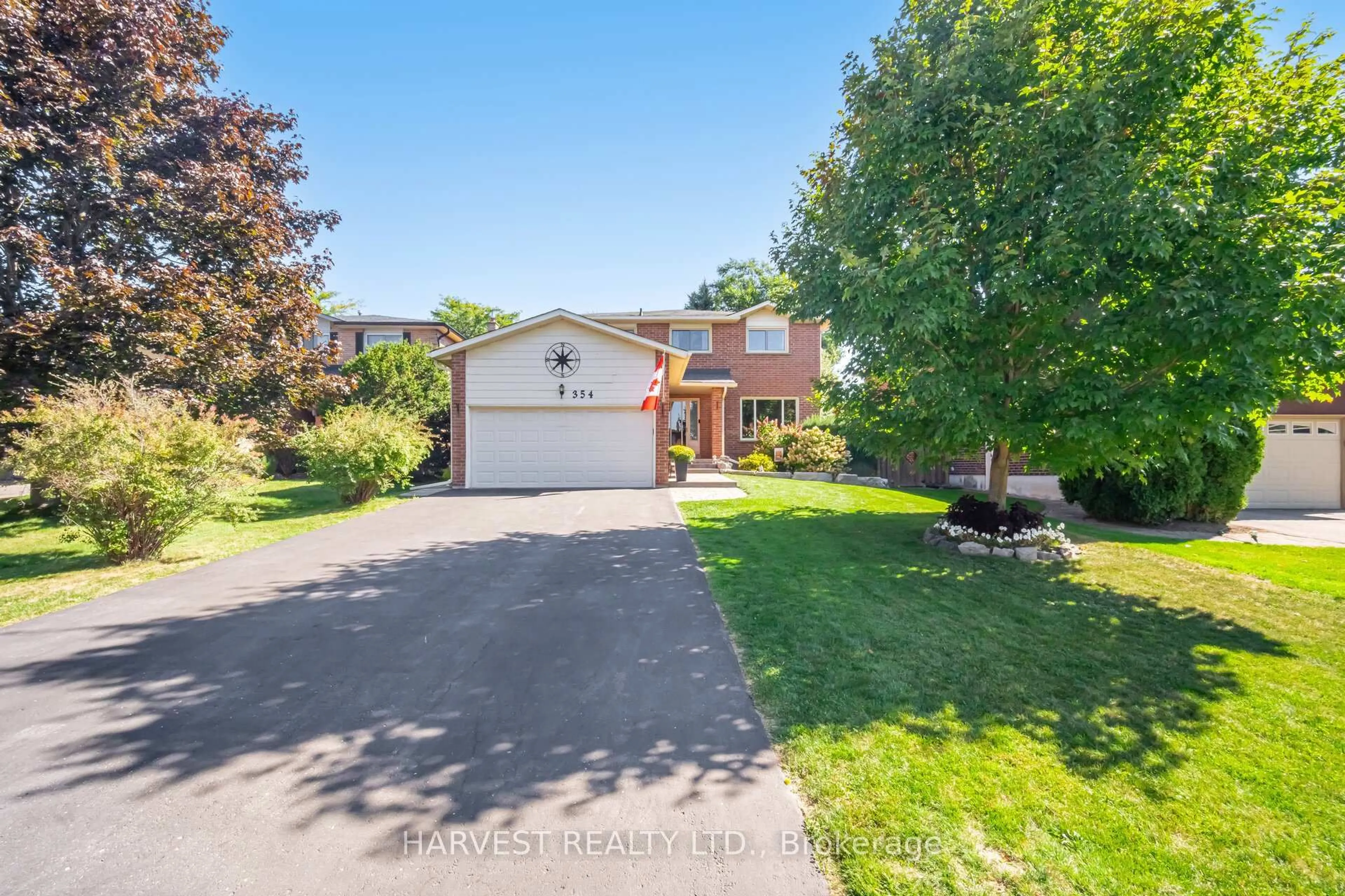 A pic from outside/outdoor area/front of a property/back of a property/a pic from drone, street for 354 Darlington Cres, Newmarket Ontario L3Y 6N4