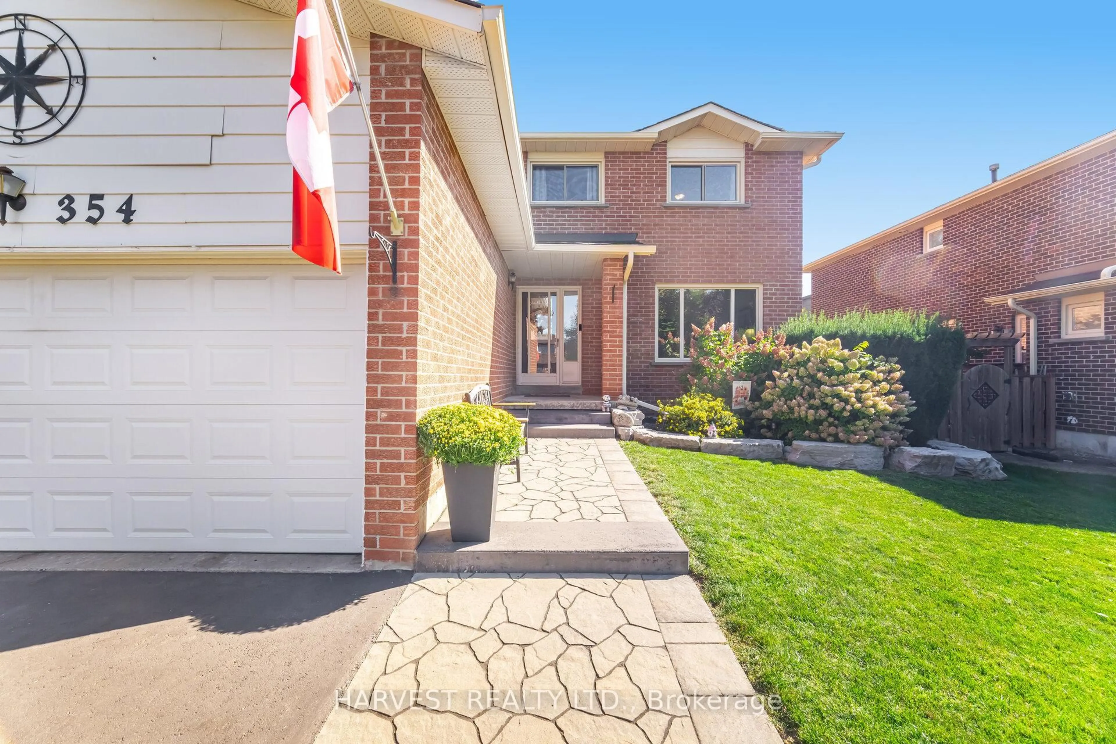 Home with brick exterior material, street for 354 Darlington Cres, Newmarket Ontario L3Y 6N4