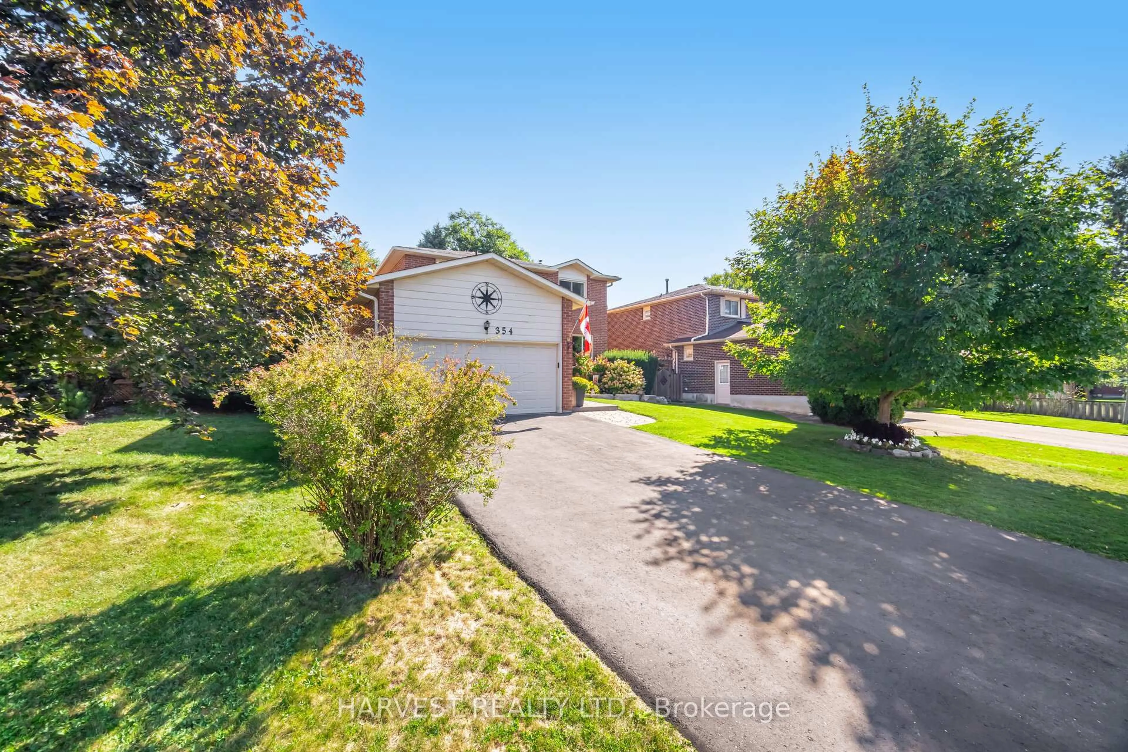A pic from outside/outdoor area/front of a property/back of a property/a pic from drone, street for 354 Darlington Cres, Newmarket Ontario L3Y 6N4