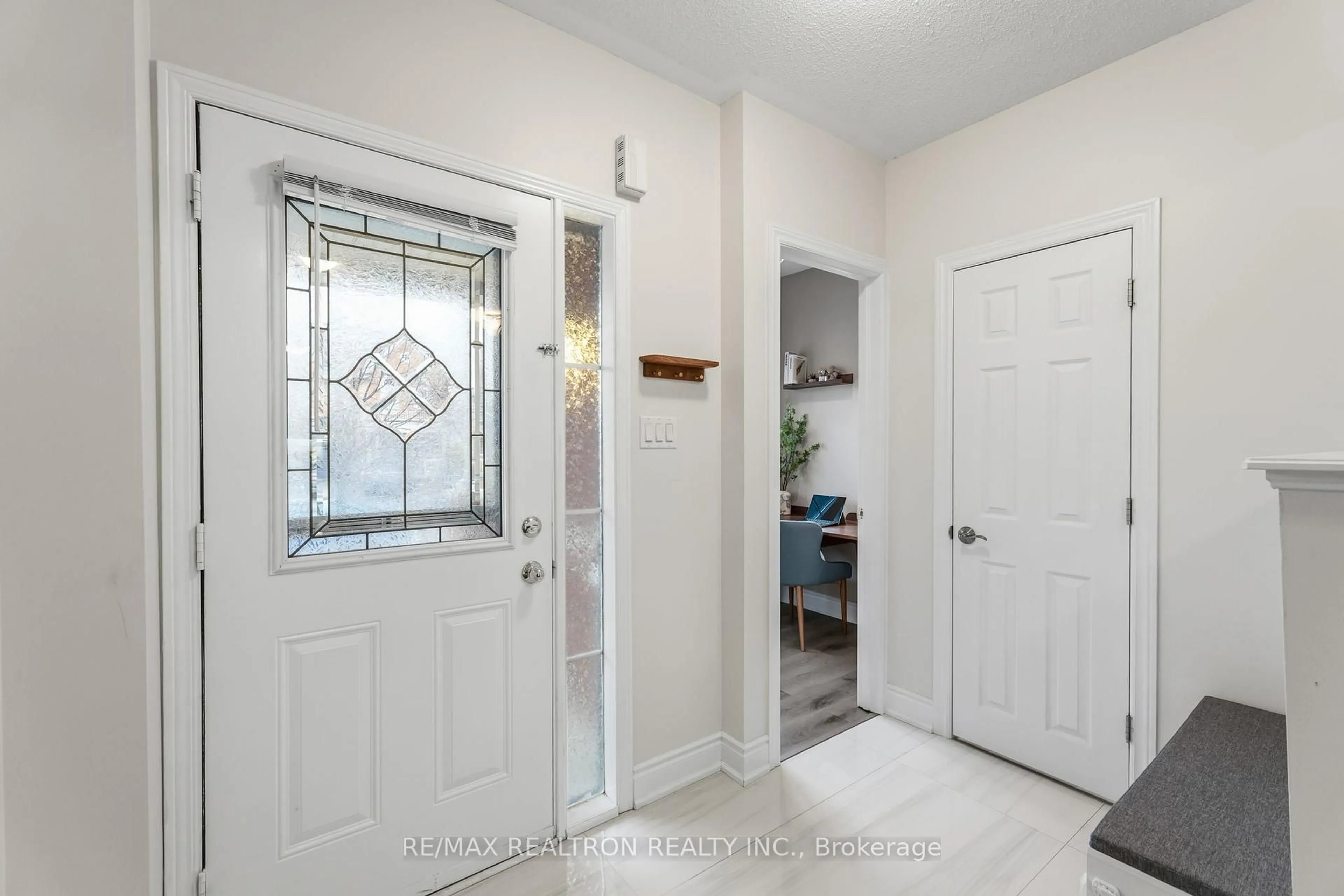 Indoor entryway for 41 Wallwark St, Aurora Ontario L4G 0J2