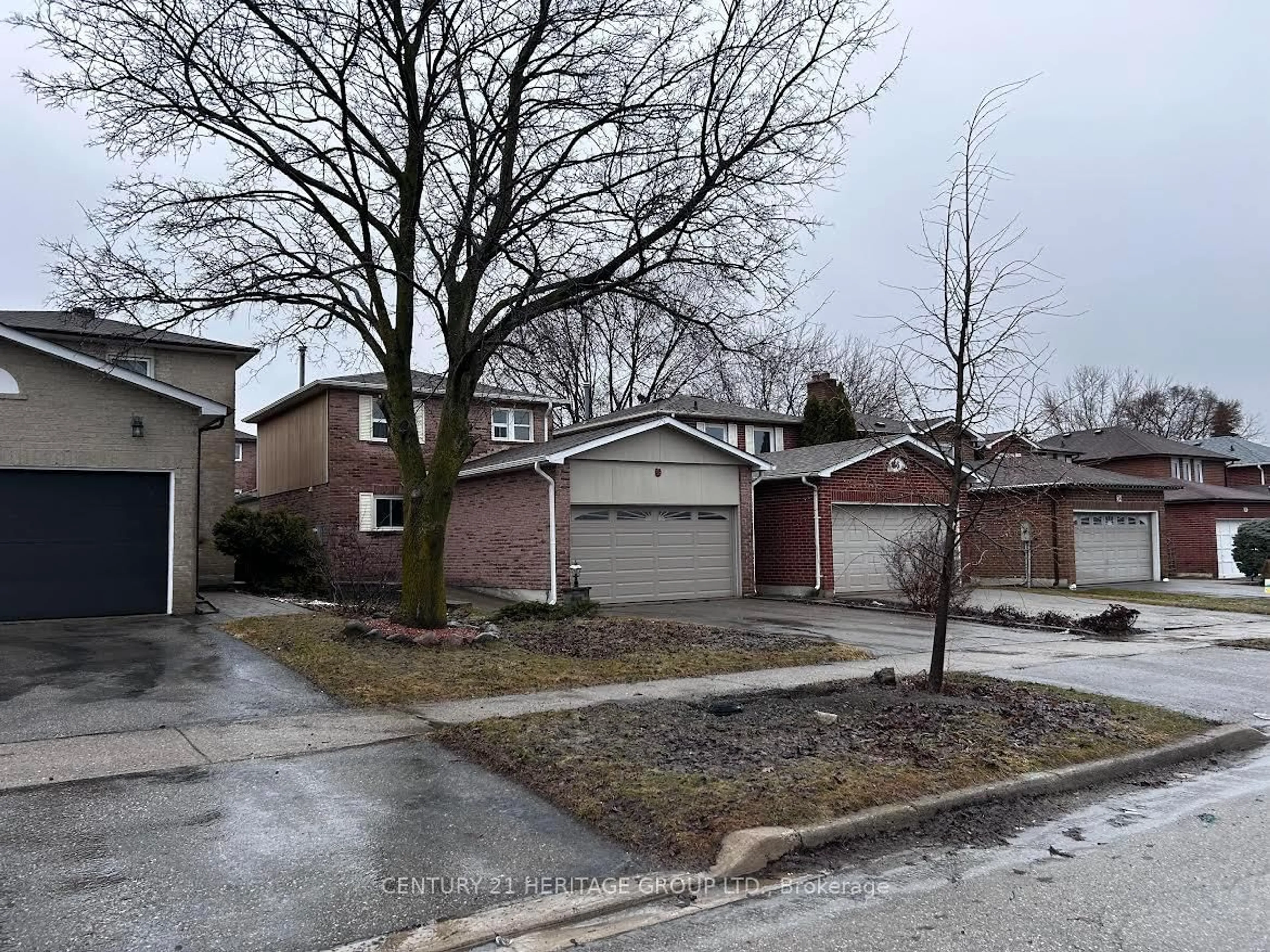 A pic from outside/outdoor area/front of a property/back of a property/a pic from drone, street for 38 Gray Cres, Richmond Hill Ontario L4C 5V5