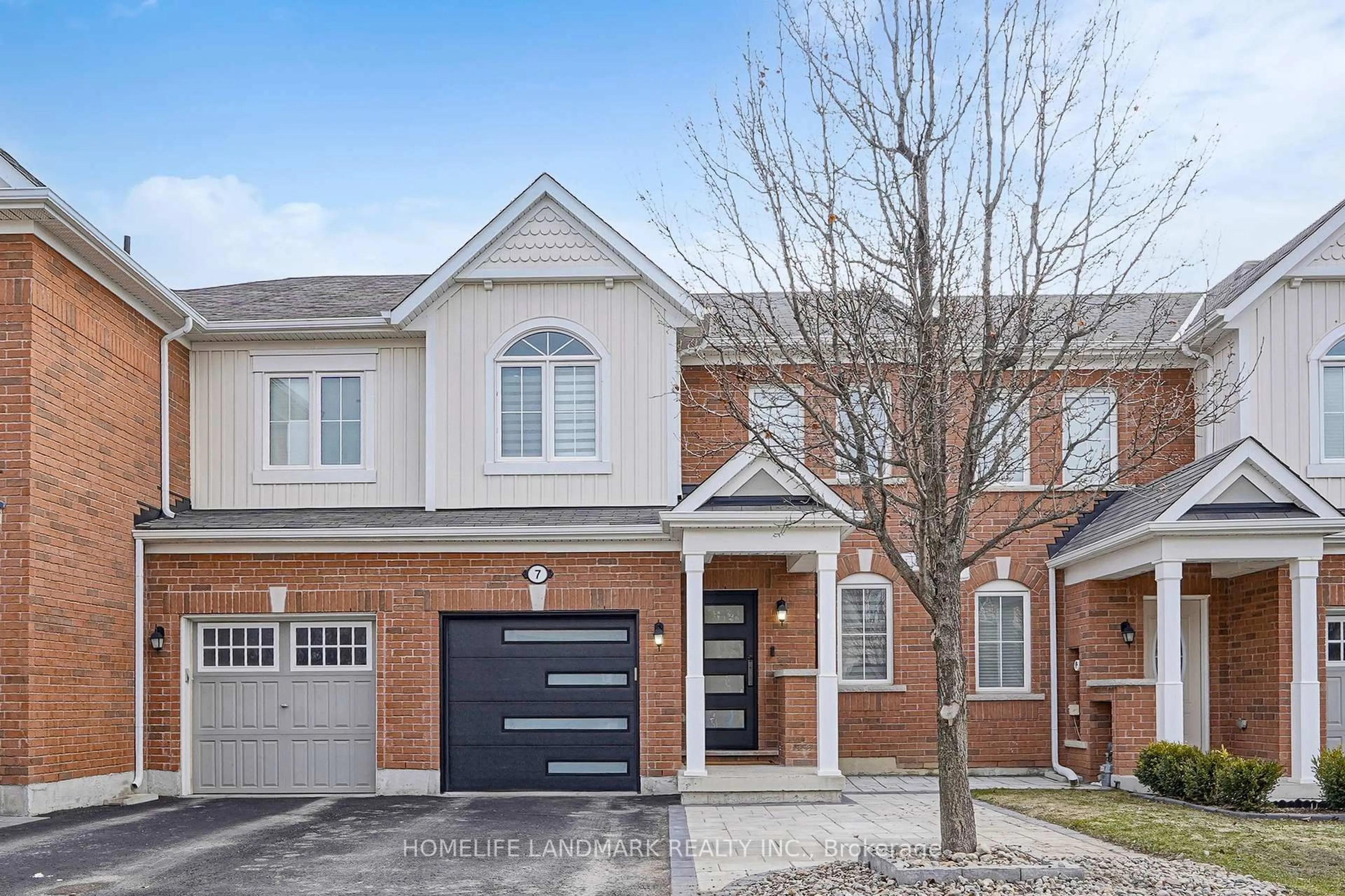 Home with brick exterior material, street for 7 Hutt Cres, Aurora Ontario L3X 1V9