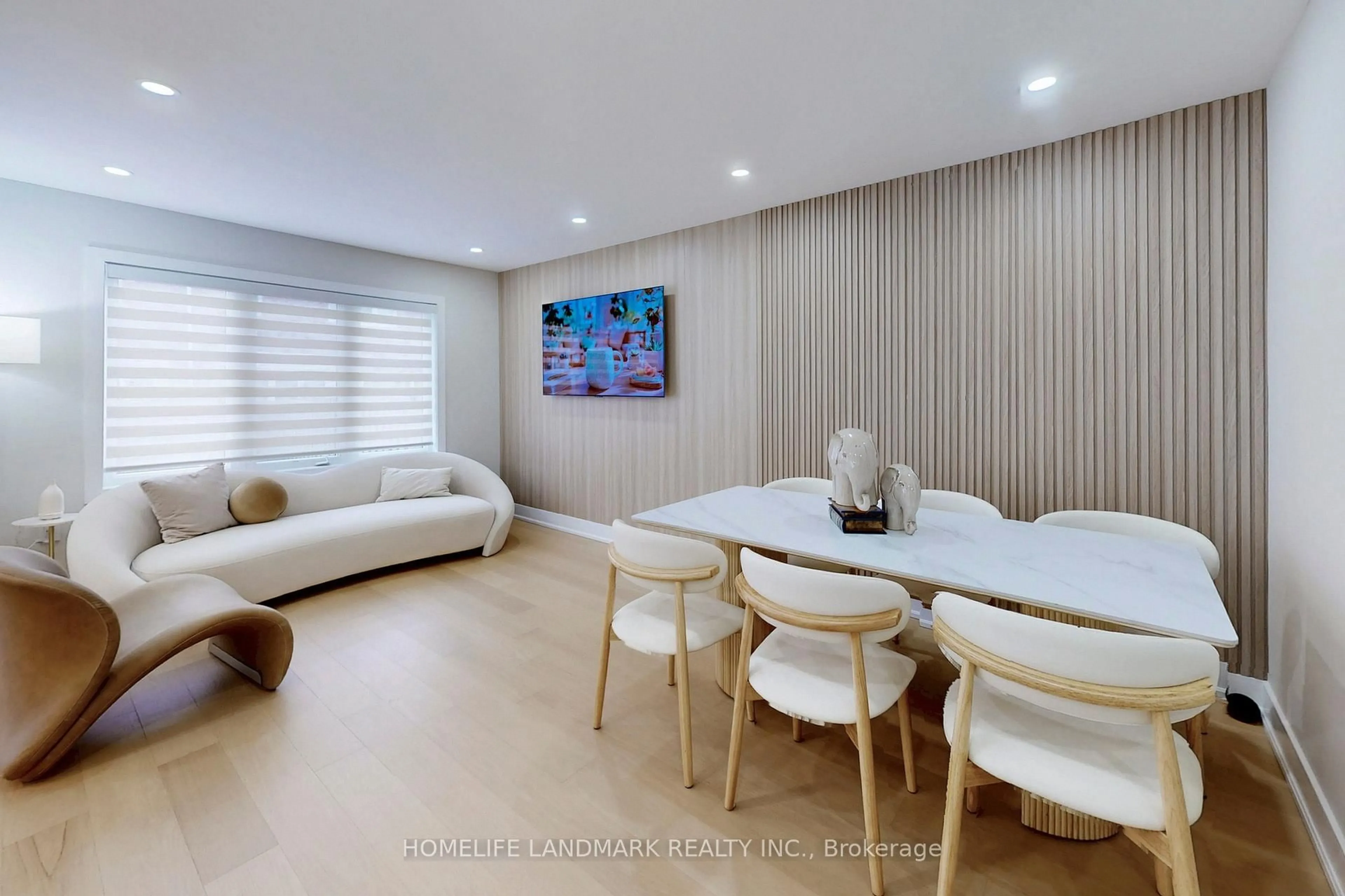 Unknown for 7 Hutt Cres, Aurora Ontario L3X 1V9