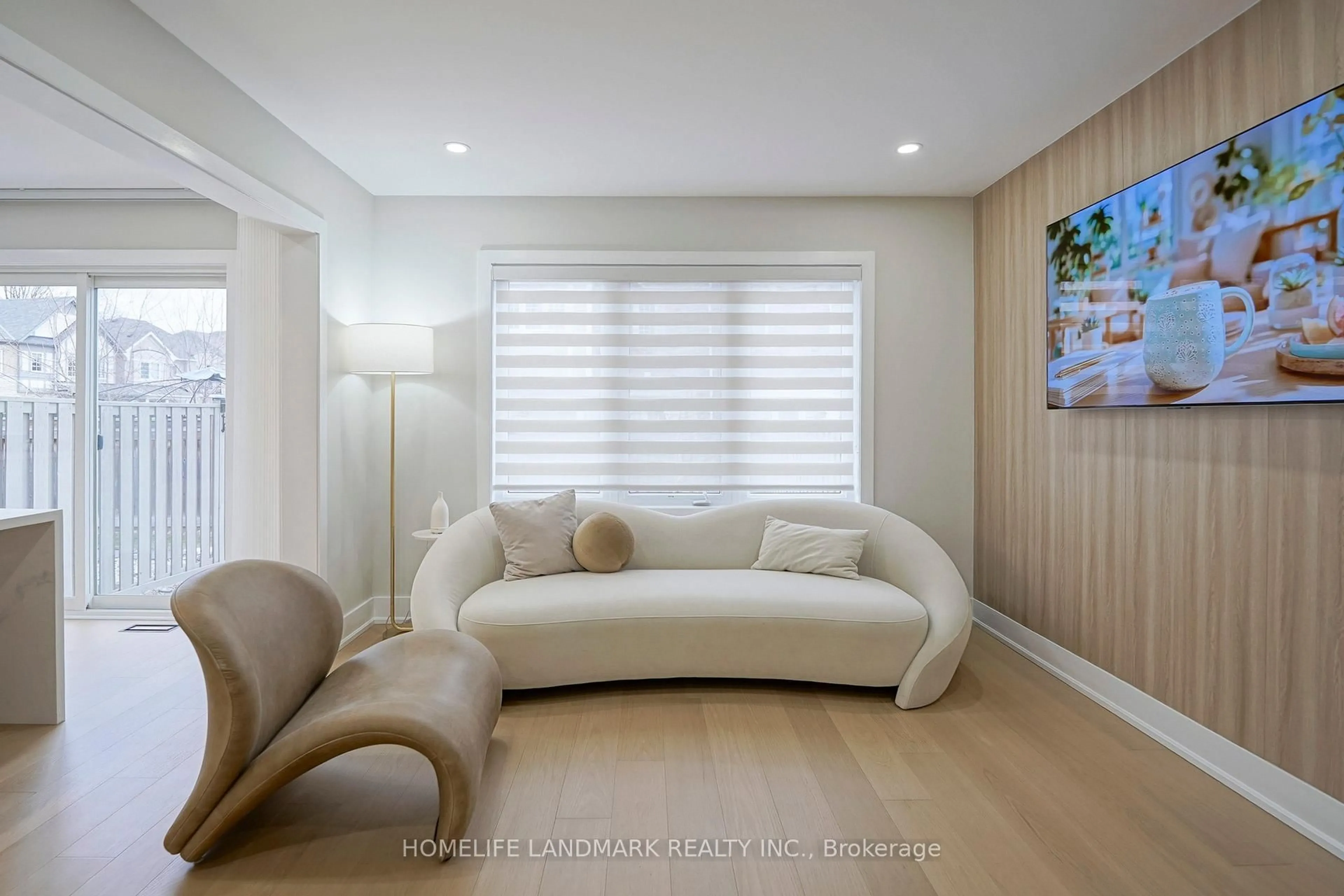 Living room with furniture, unknown for 7 Hutt Cres, Aurora Ontario L3X 1V9