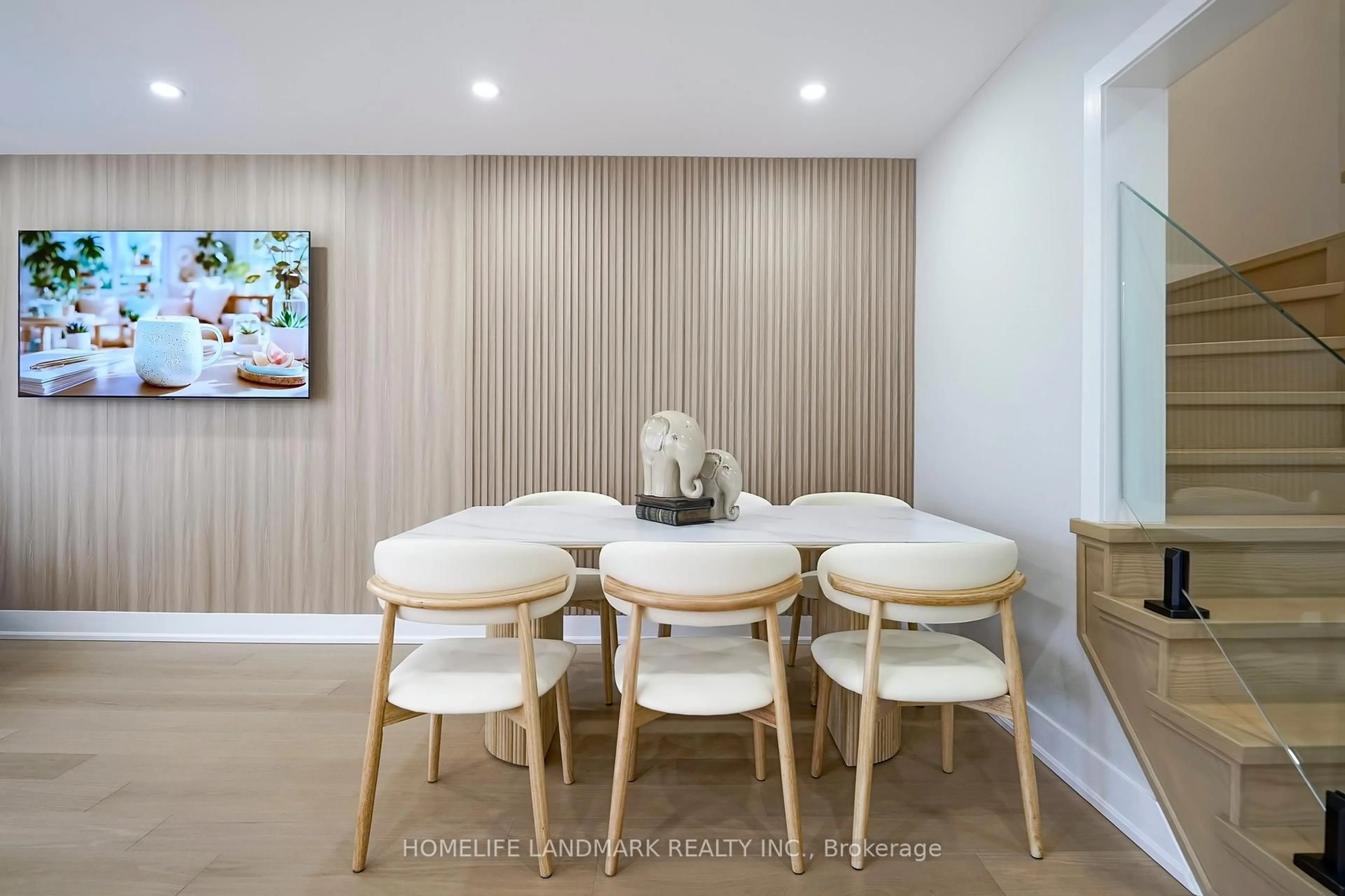 Dining room, wood/laminate floor for 7 Hutt Cres, Aurora Ontario L3X 1V9